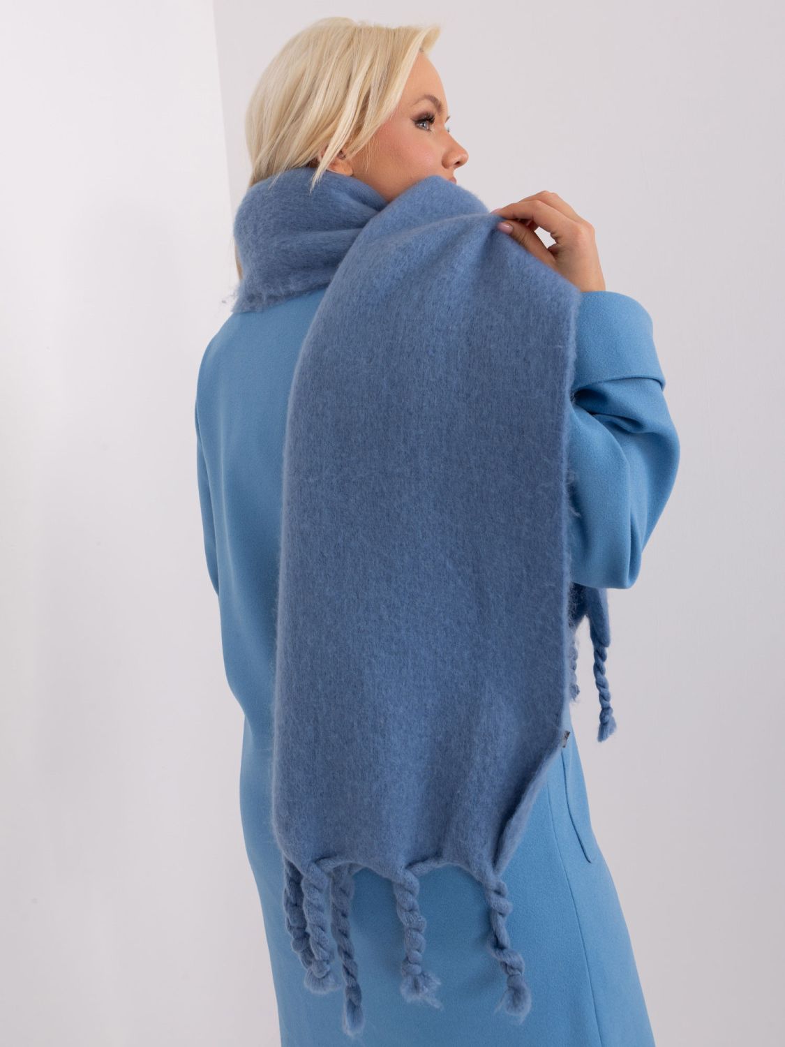 Elegantní tmavě modrá šála