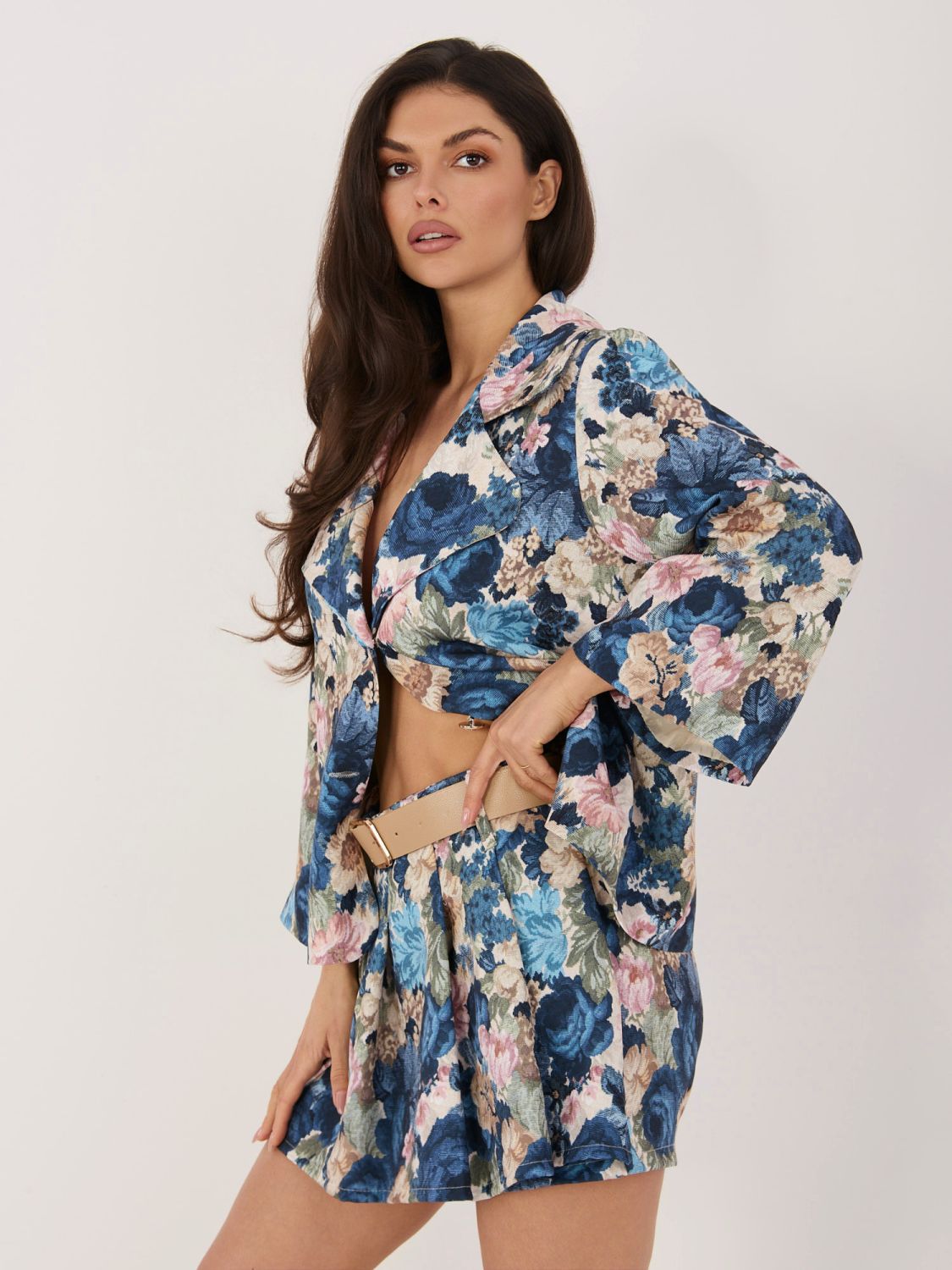 Tmavě modré květované šortky se širokými kalhotami a páskem