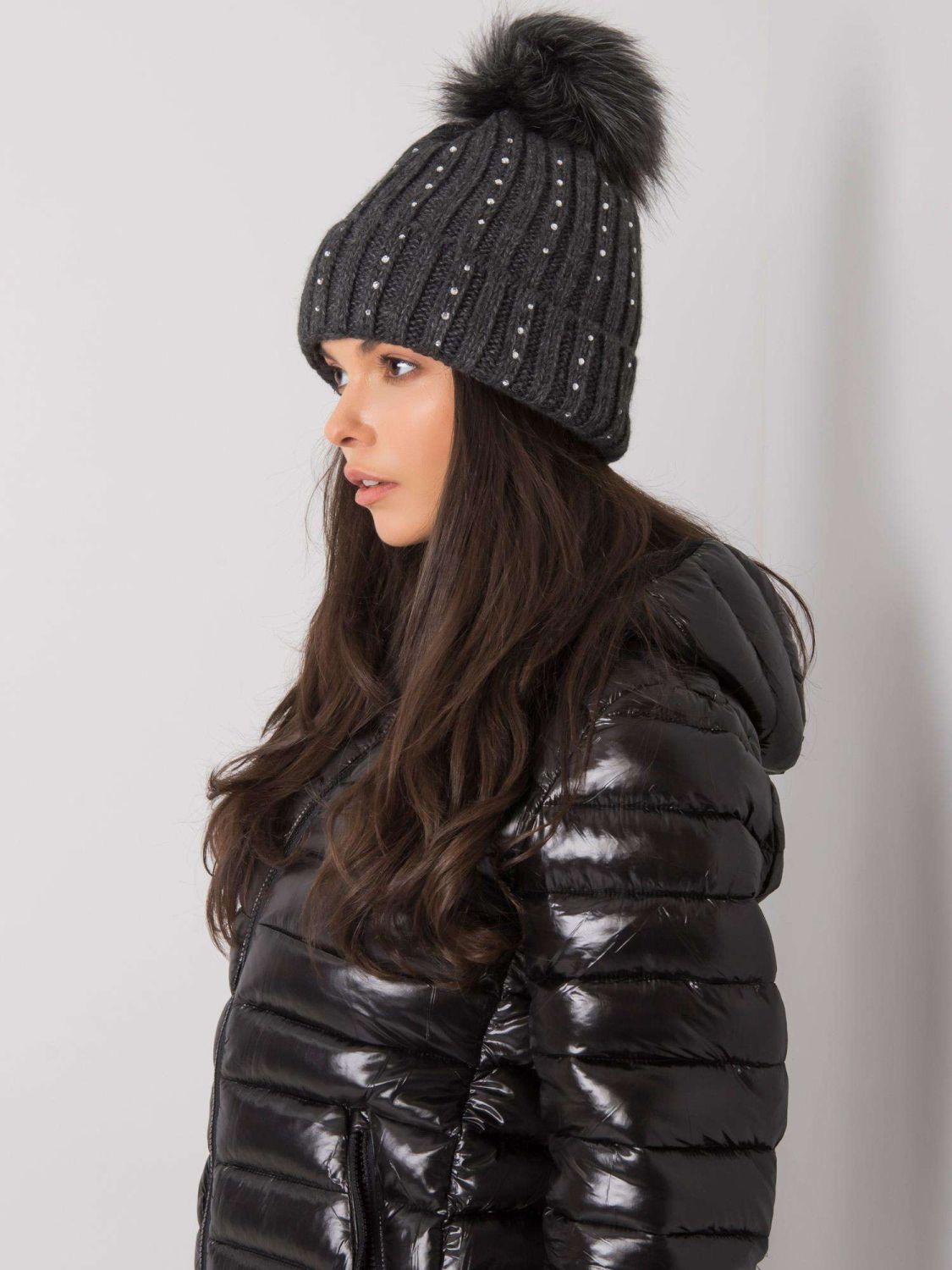 Tmavě šedá zateplená čepice s aplikacemi