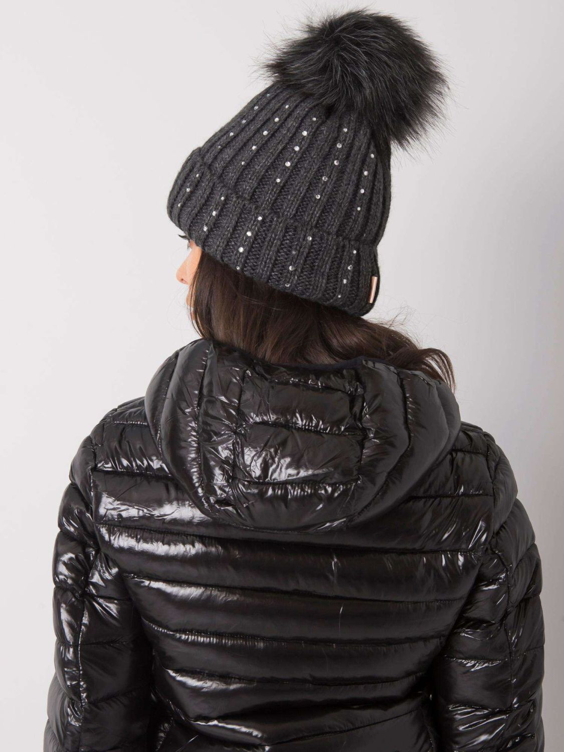 Tmavě šedá zateplená čepice s aplikacemi