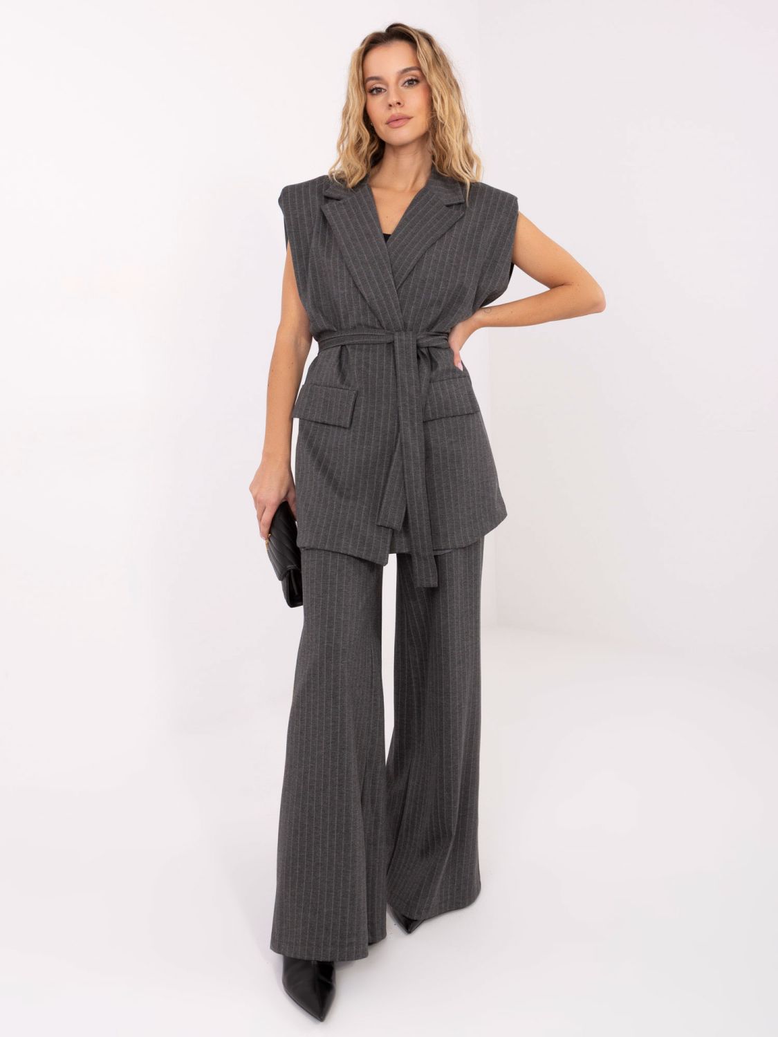 Elegantní šedá pruhovaná vesta s páskem