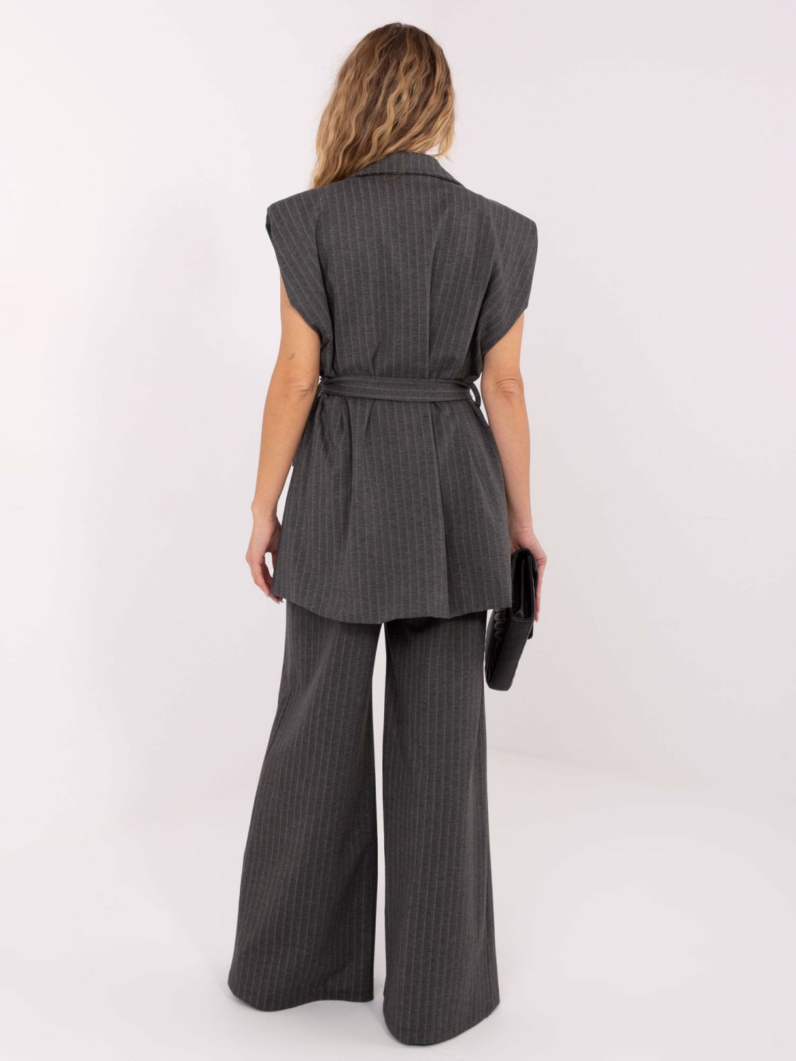 Elegantní šedá pruhovaná vesta s páskem