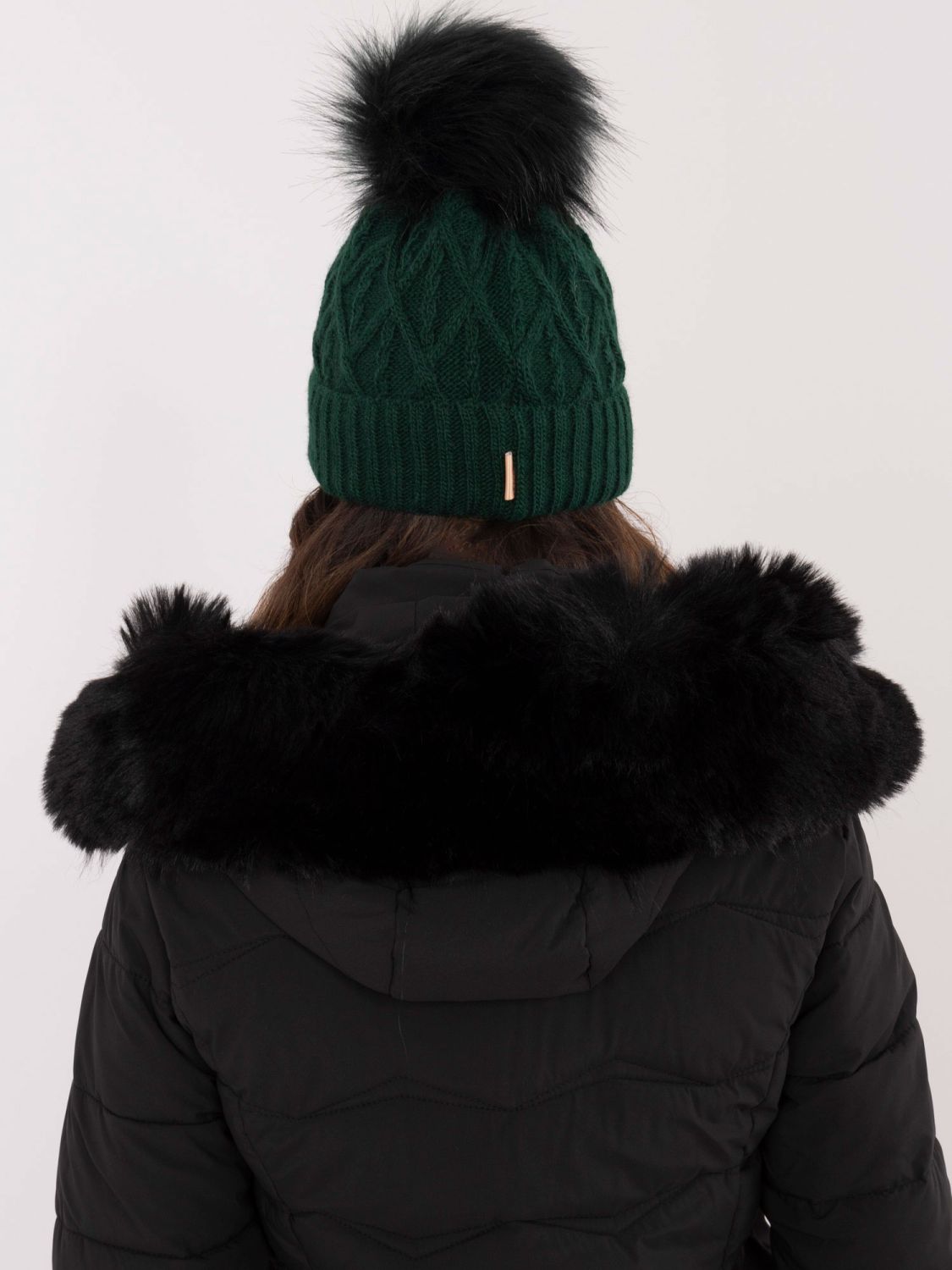 Zimní čepice s bambulí v tmavě zelené barvě
