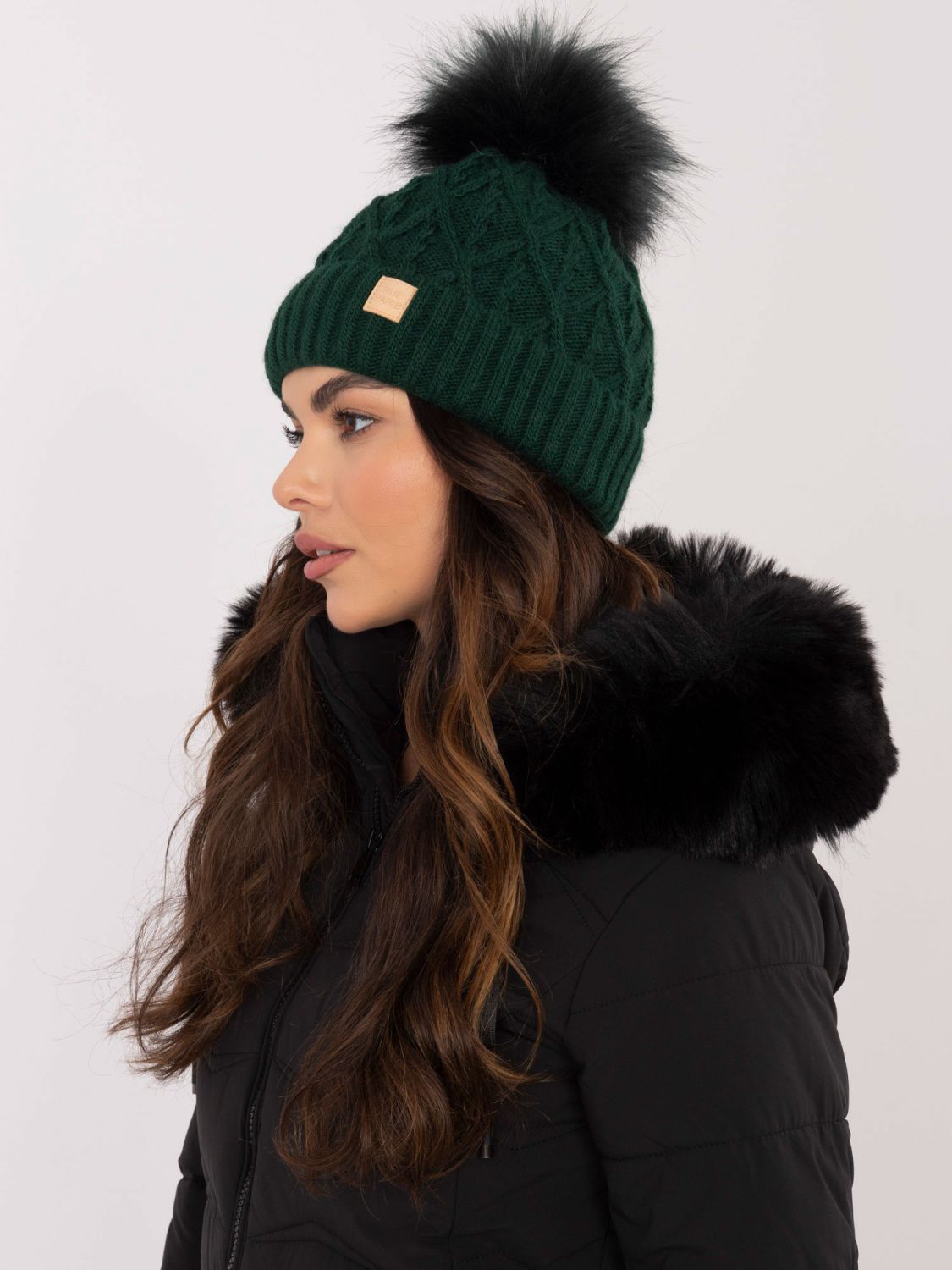 Zimní čepice s bambulí v tmavě zelené barvě