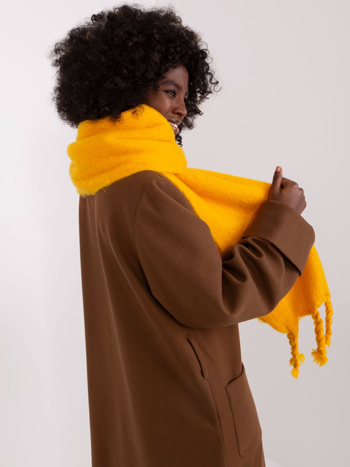 Elegantní žlutá šála