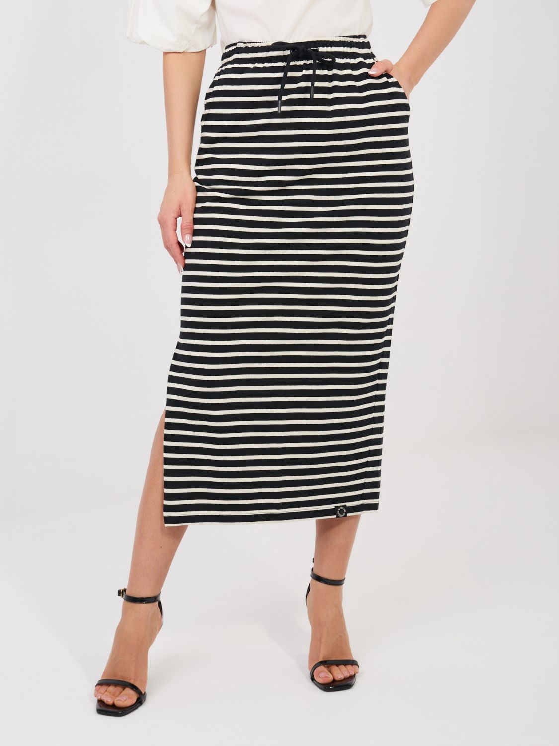 Černá midi sukně s proužky a kapsami