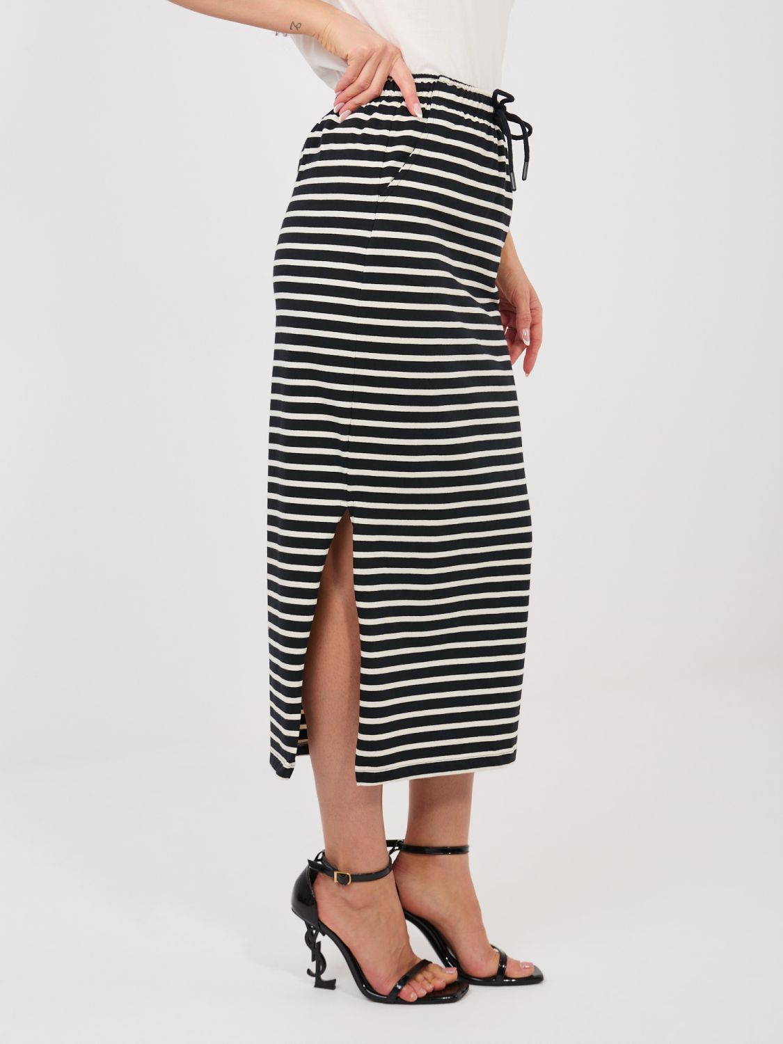 Černá midi sukně s proužky a kapsami