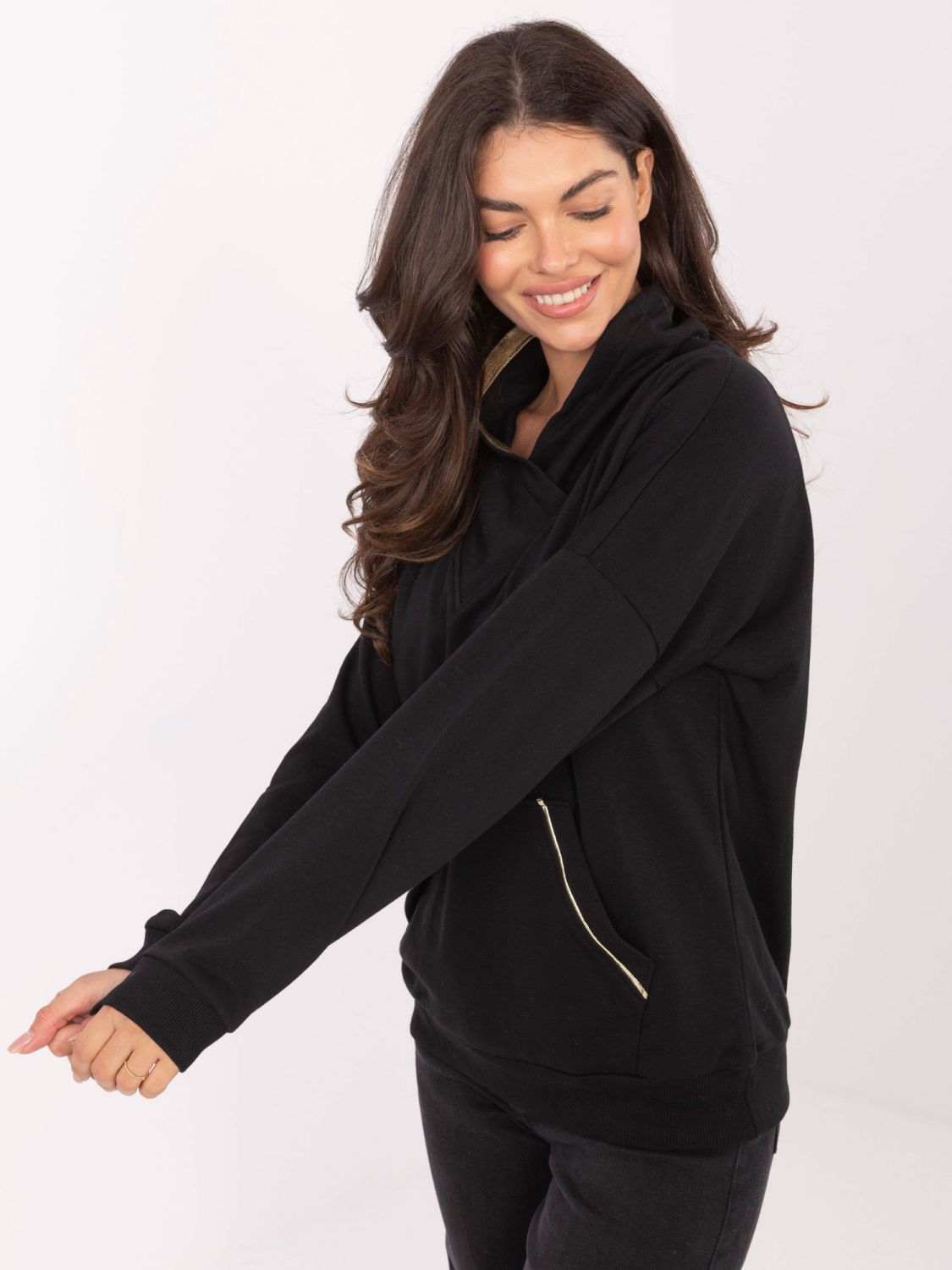 Černá bavlněná mikina s límečkem a kapsou