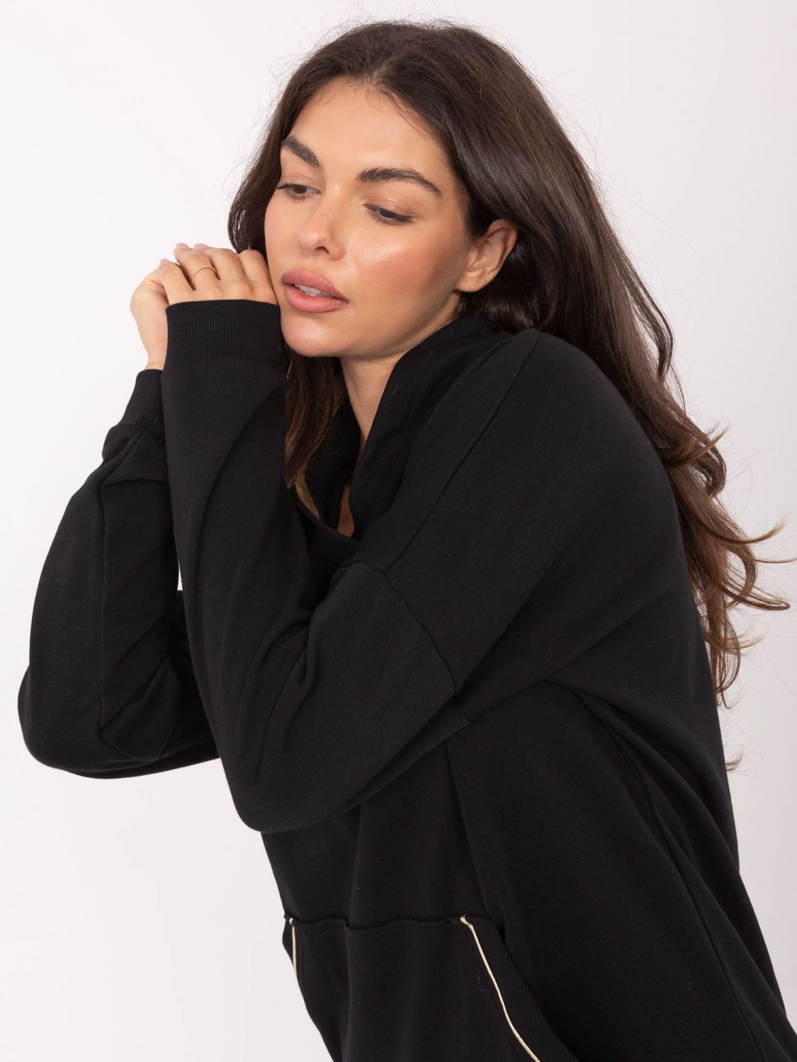 Černá bavlněná mikina s límečkem a kapsou