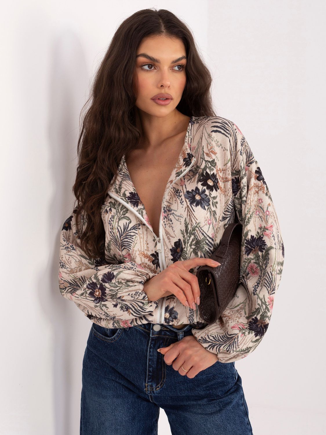 Černá květovaná bomber bunda s nabíranými rukávy