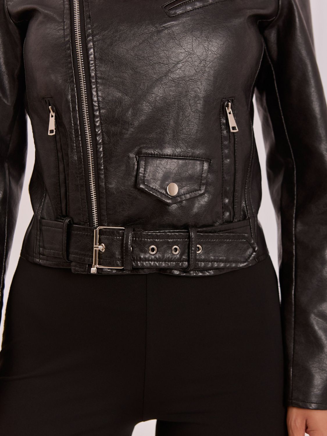 Černá přechodná bunda z eko kůže s páskem