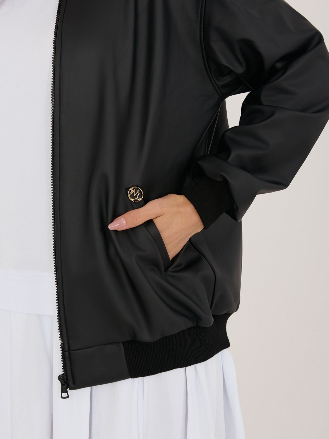 Černá přechodná bunda z eko kůže se stojáčkem