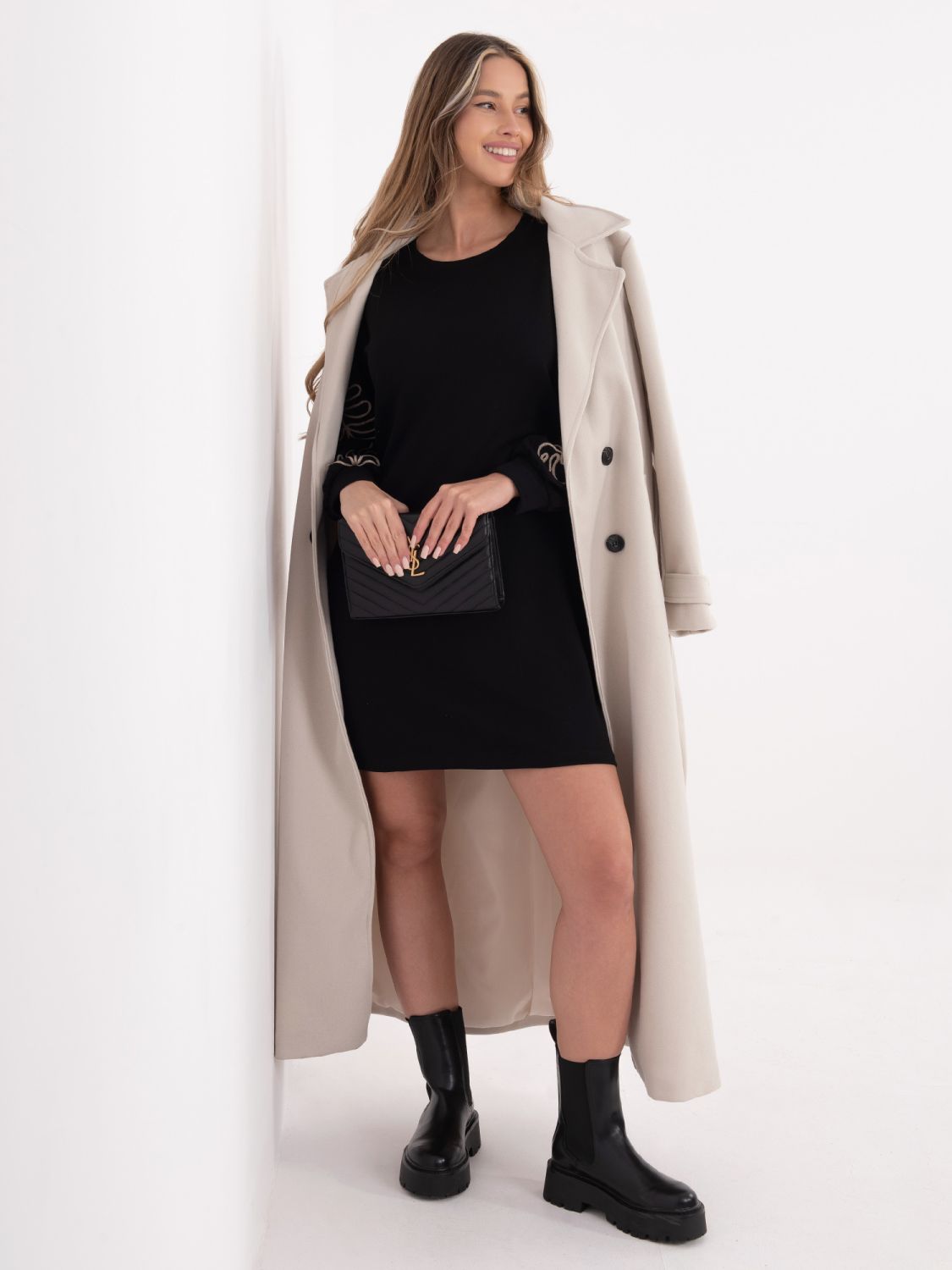 Černé krátké šaty s výšivkou a nabíranými rukávy