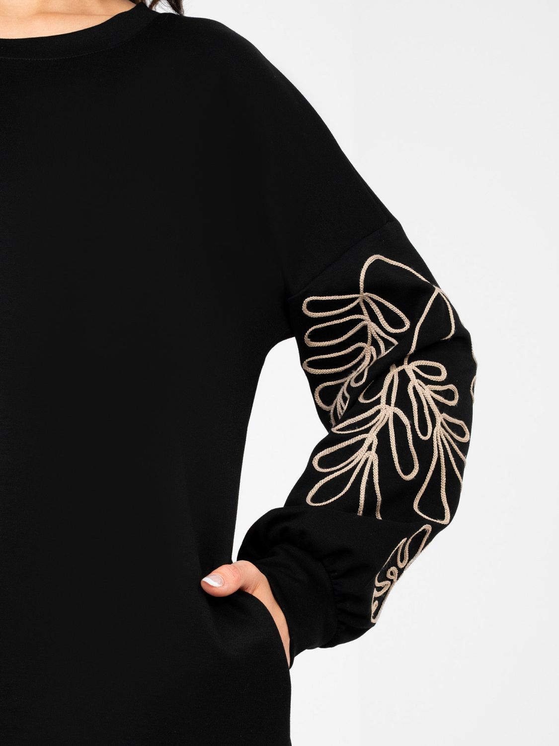 Černé mini šaty s výšivkou a balónovými rukávy