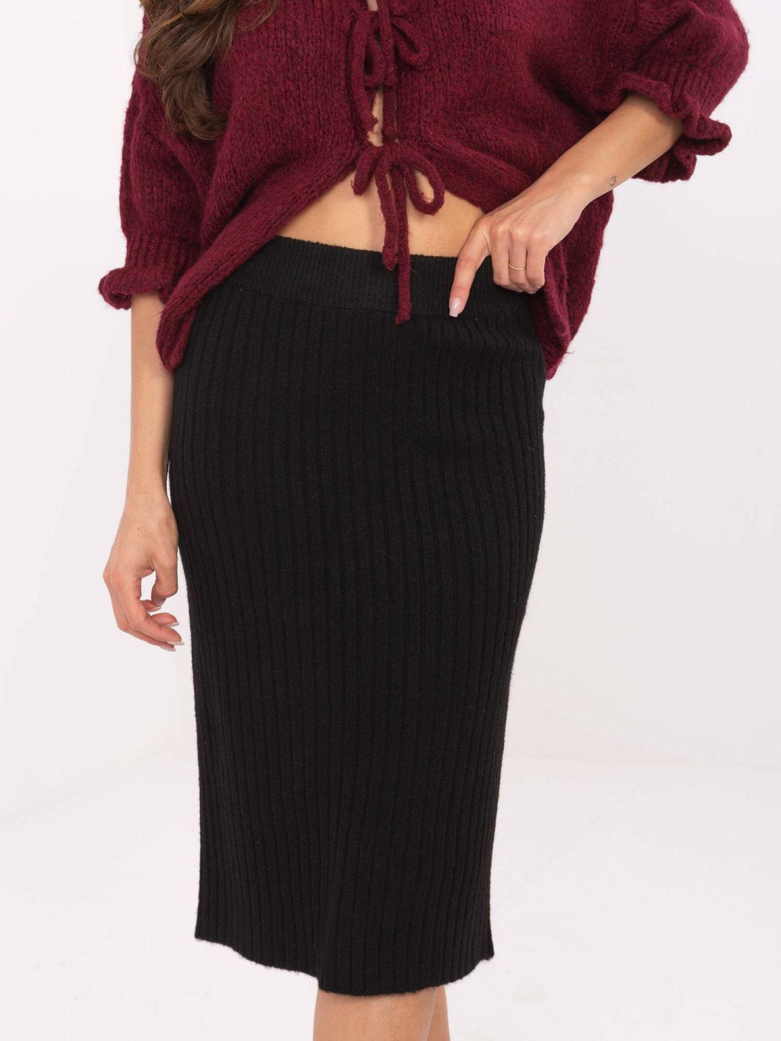 Elegantní černá midi sukně