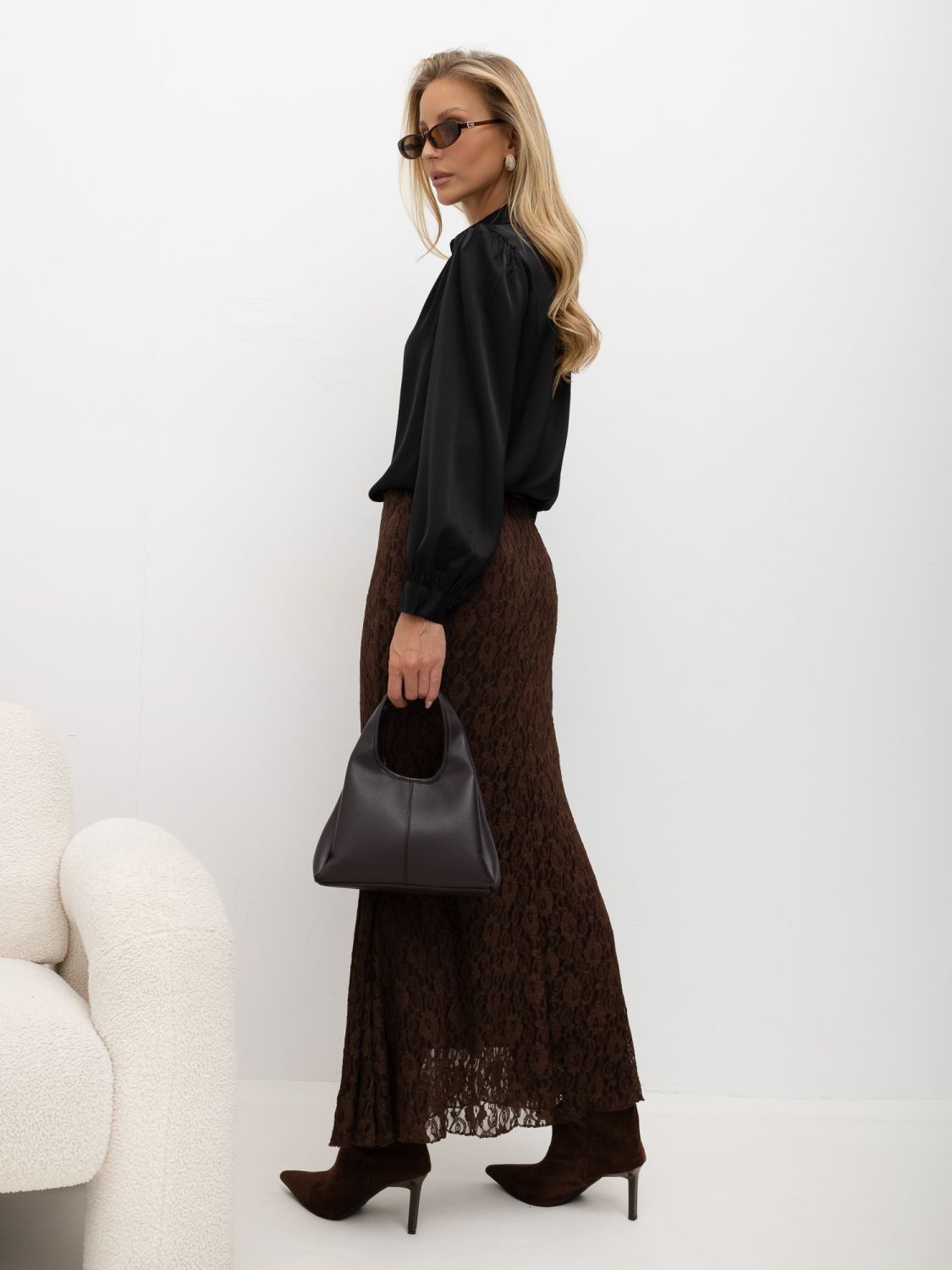 Elegantní černá halenka s V výstřihem a nabíranými rukávy