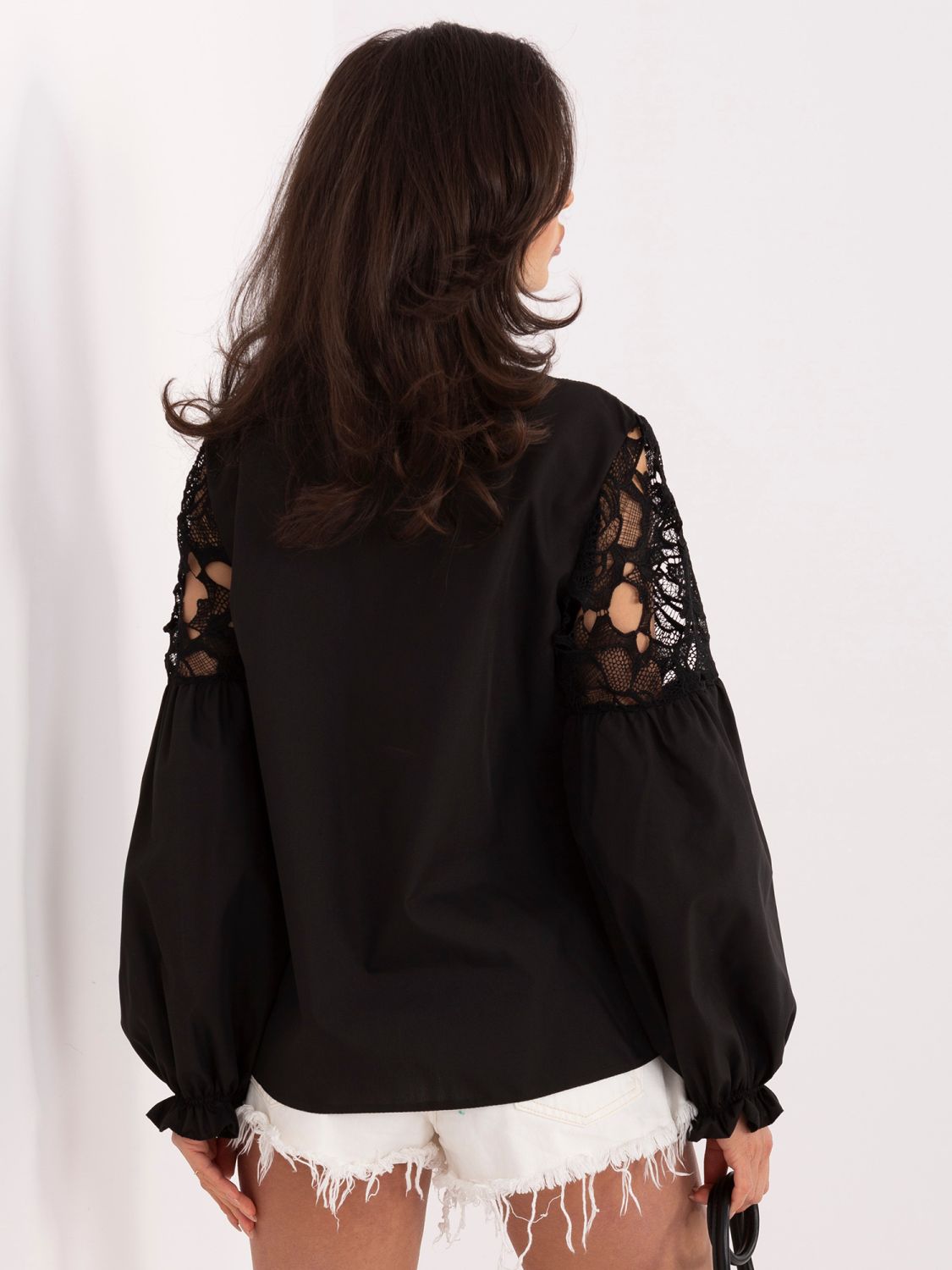 Černá bavlněná košile s krajkou a stojáčkem