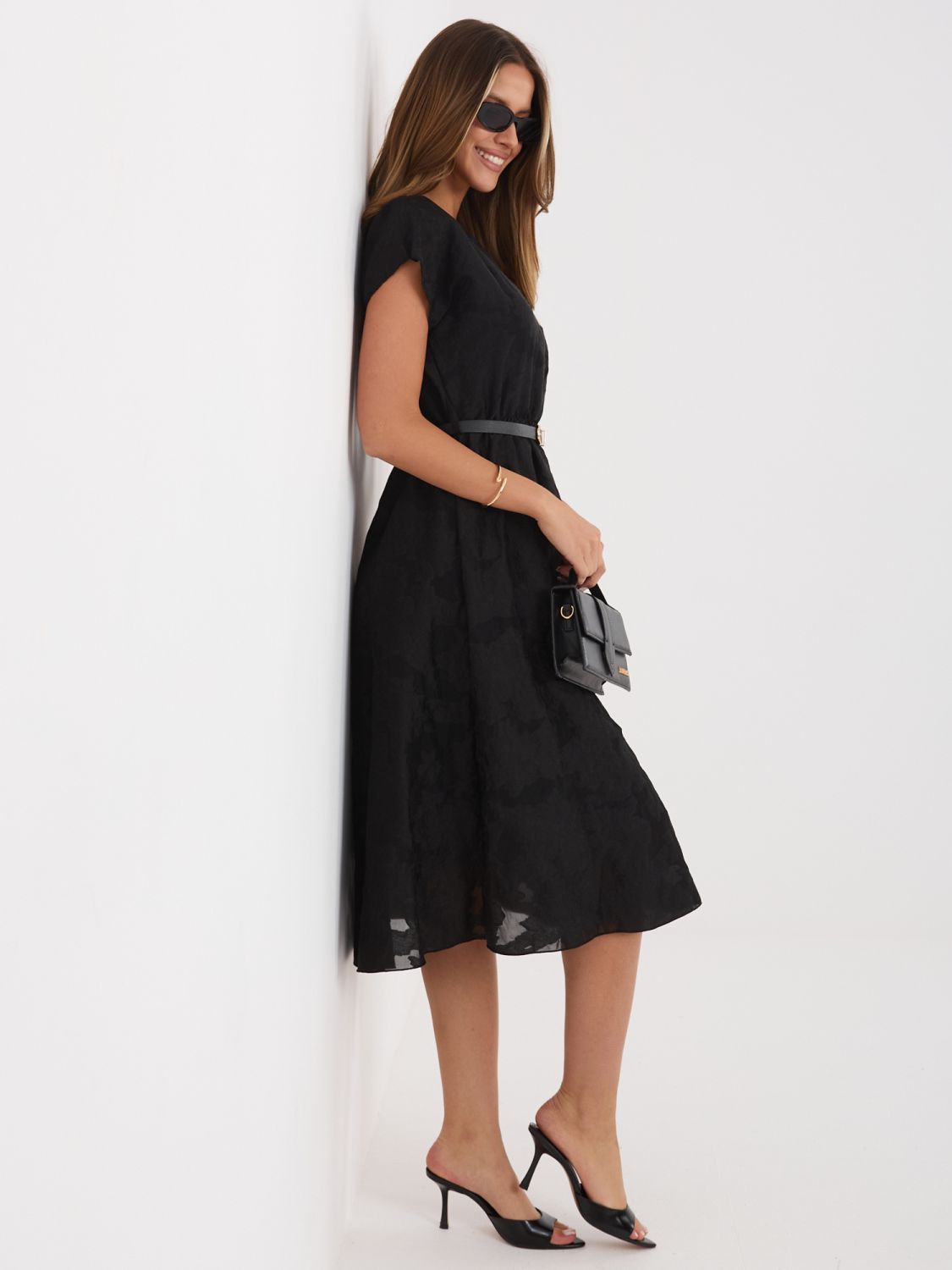 Černé rozšířené midi šaty s páskem