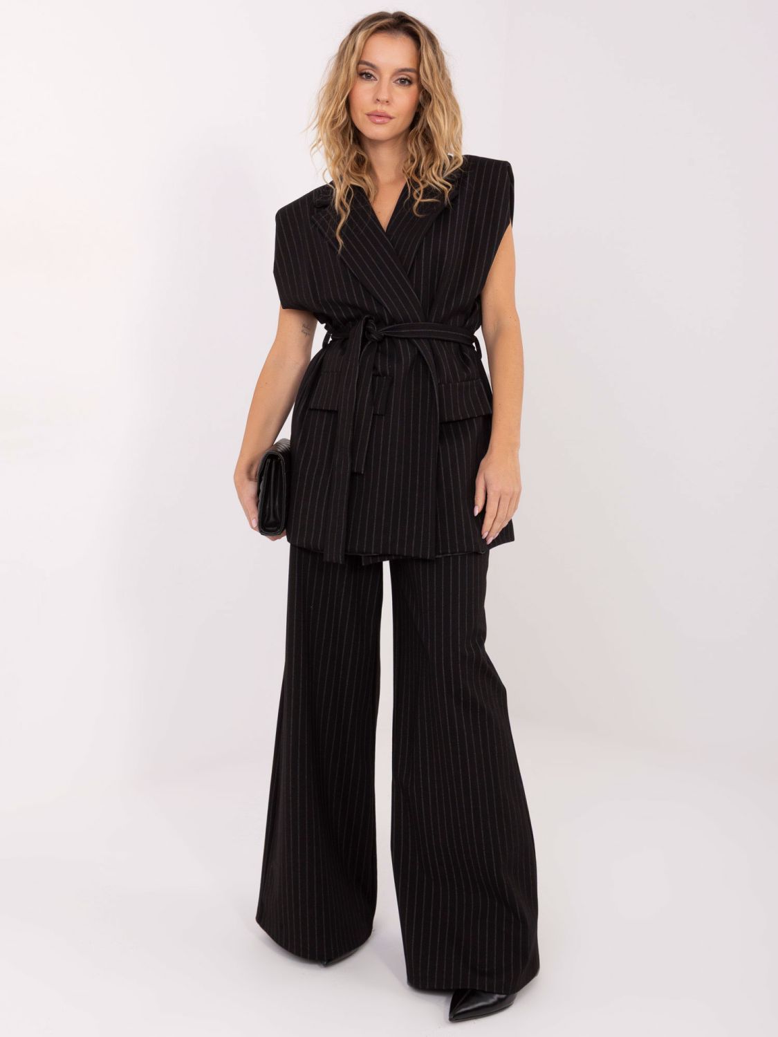Elegantní černá pruhovaná vesta s páskem
