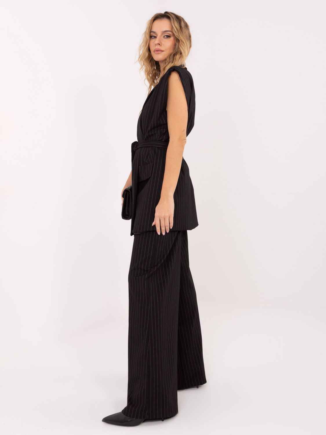 Elegantní černá pruhovaná vesta s páskem