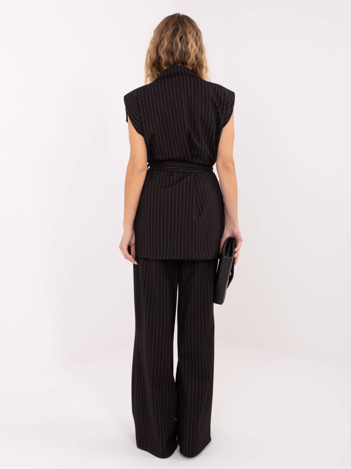 Elegantní černá pruhovaná vesta s páskem