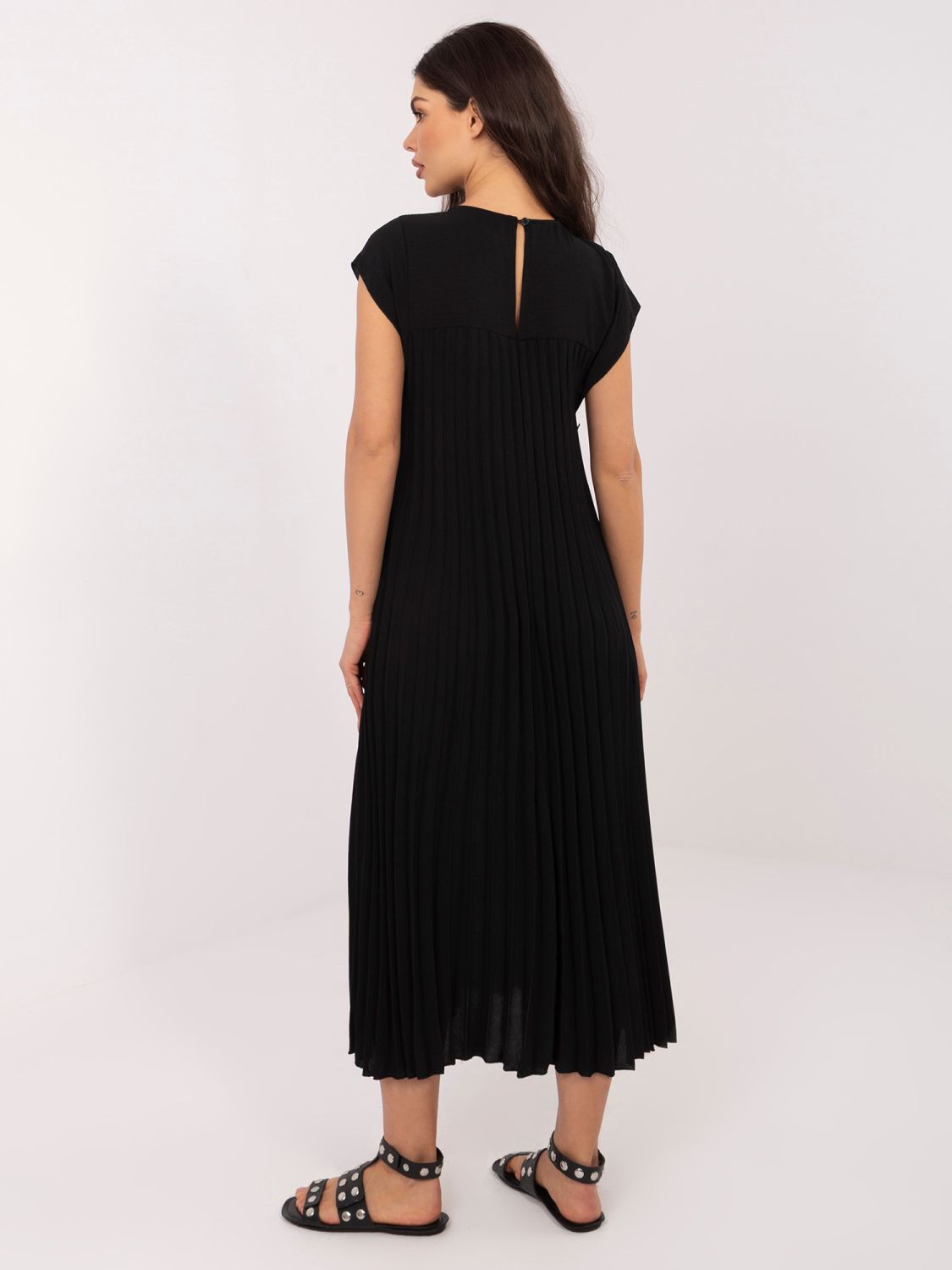 Černé midi koktejlové šaty s kapsami