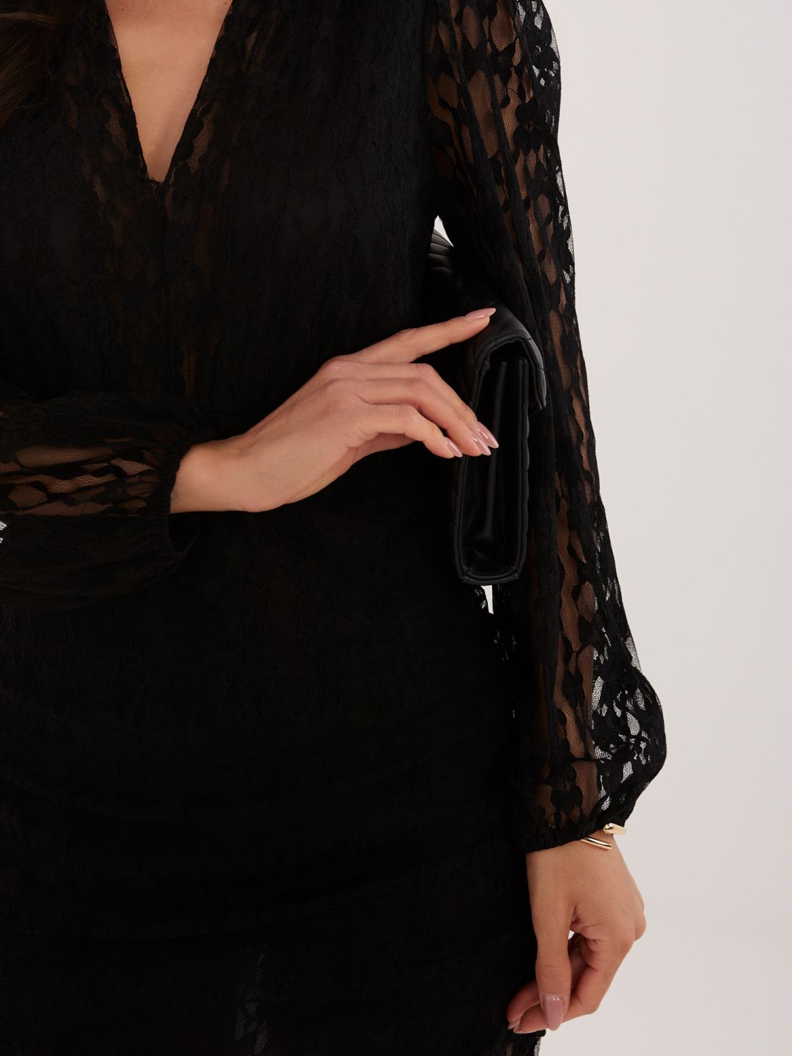 Černé mini koktejlové šaty s krajkou a nabíranými rukávy