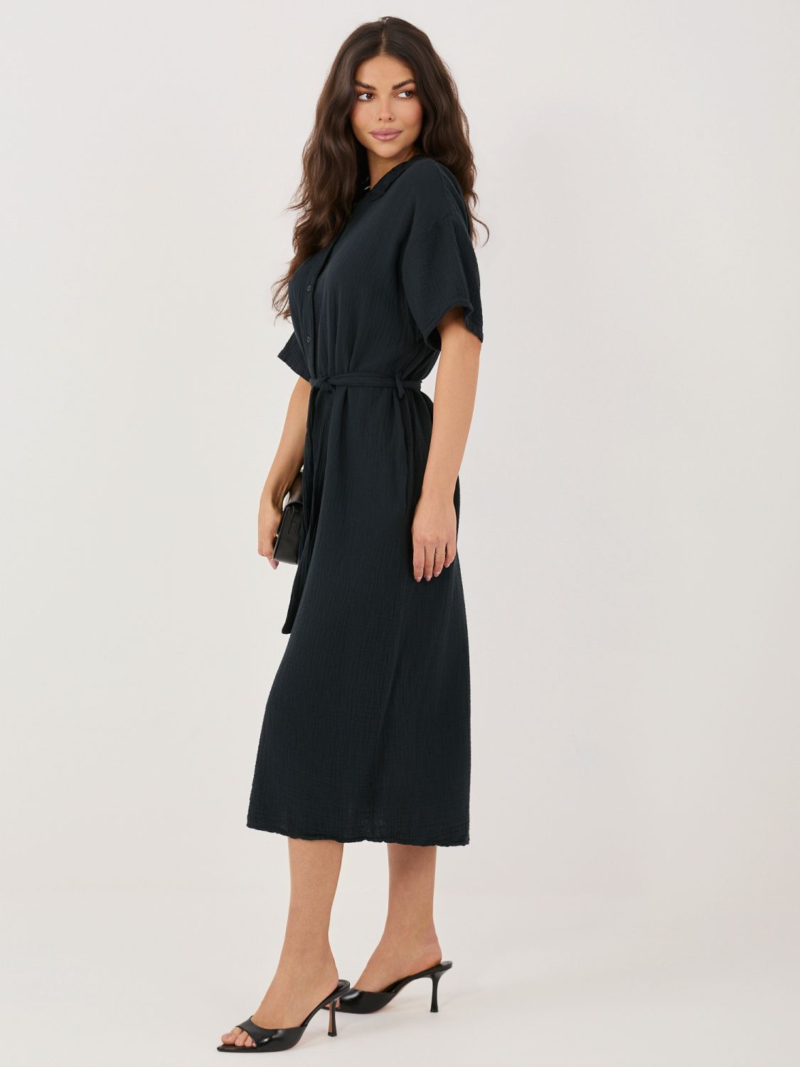 Černé rozšířené midi šaty s páskem a kapsami