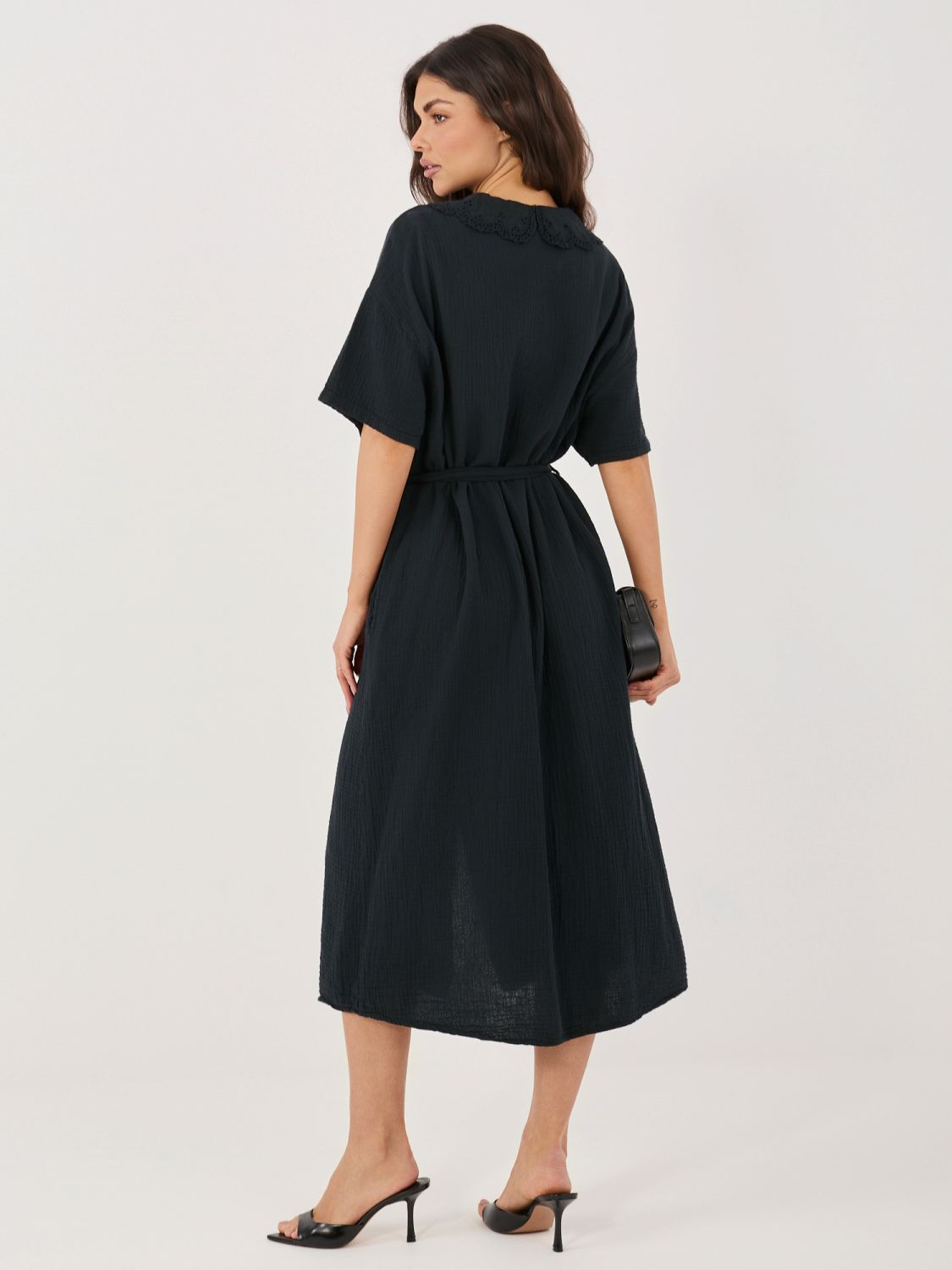 Černé rozšířené midi šaty s páskem a kapsami