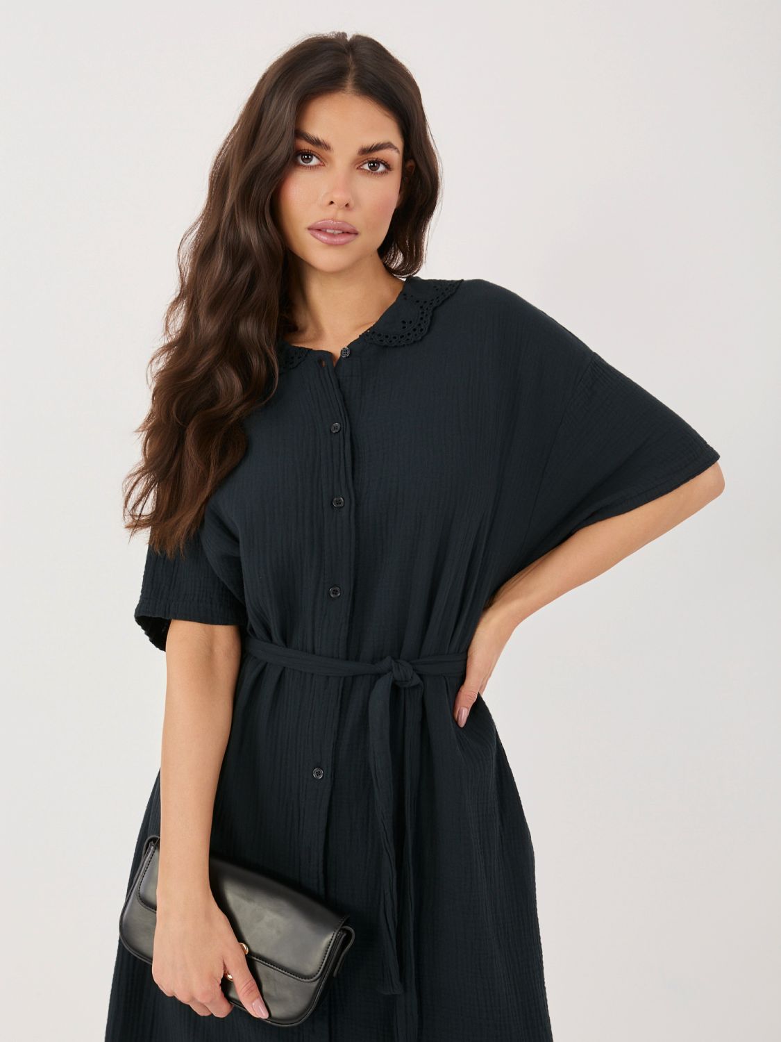 Černé rozšířené midi šaty s páskem a kapsami