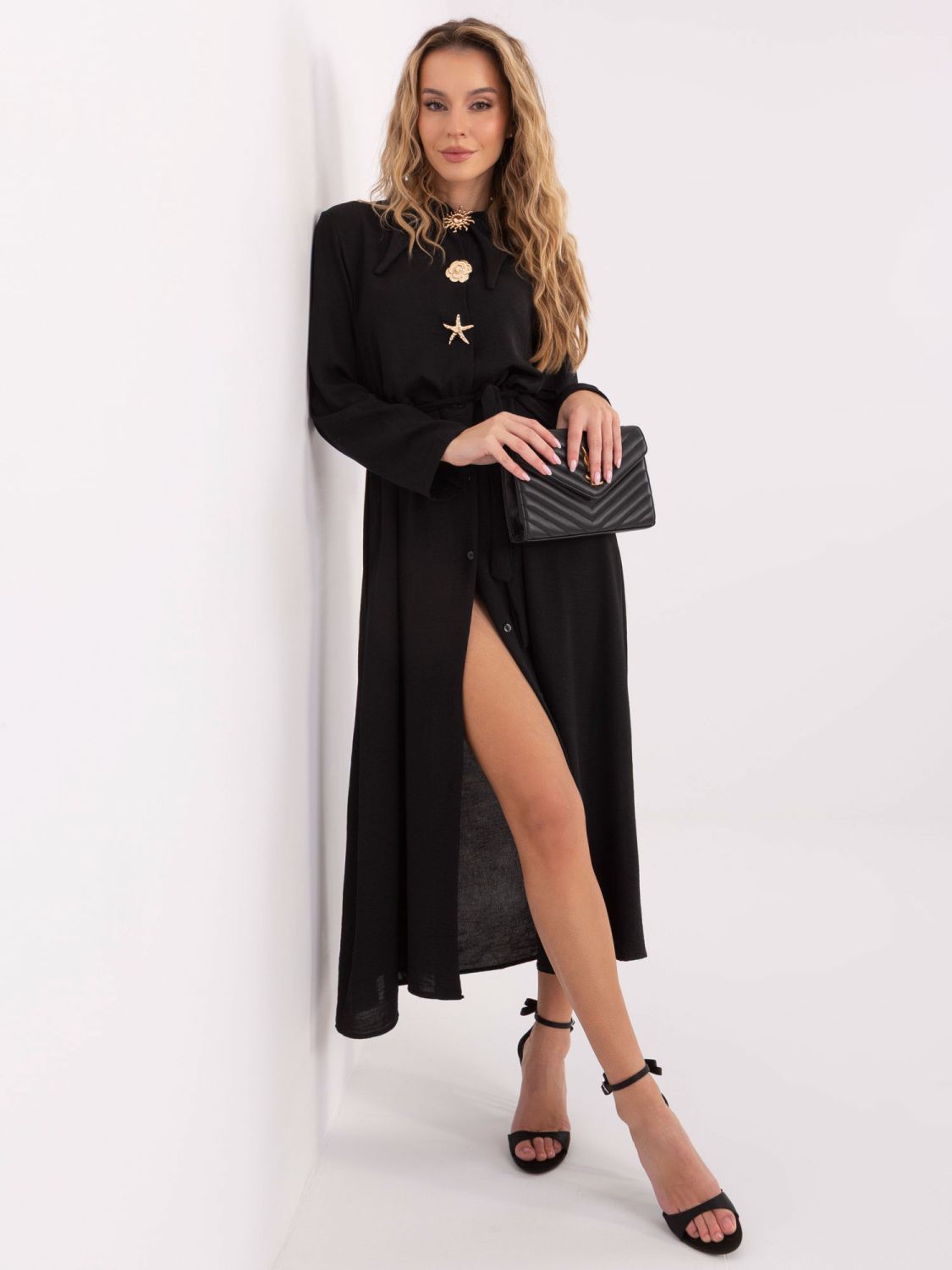 Černé rozšířené midi šaty s páskem a broží