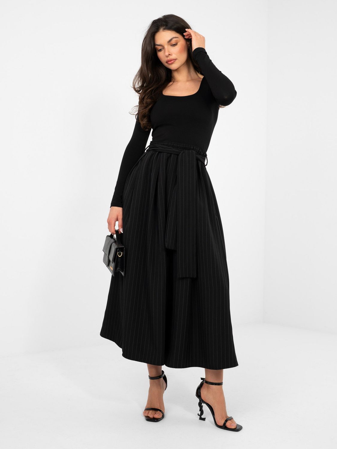 Černá elegantní midi sukně s páskem a kapsami