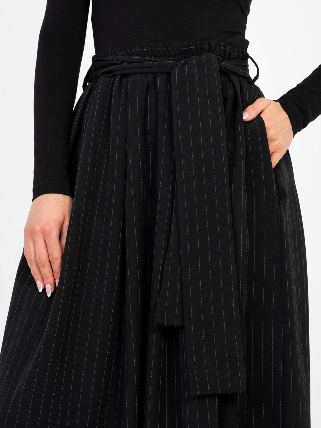 Černá elegantní midi sukně s páskem a kapsami