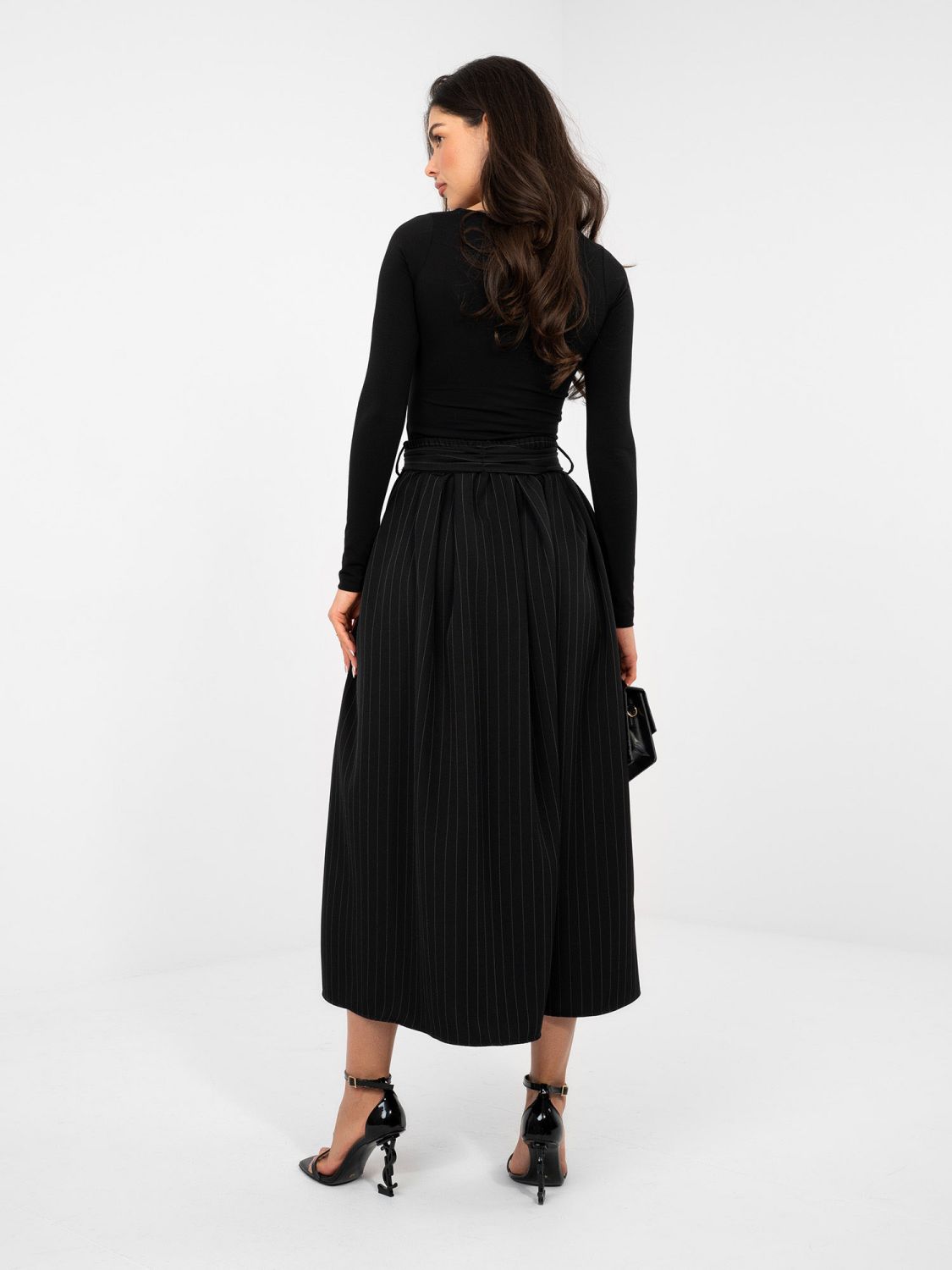 Černá elegantní midi sukně s páskem a kapsami