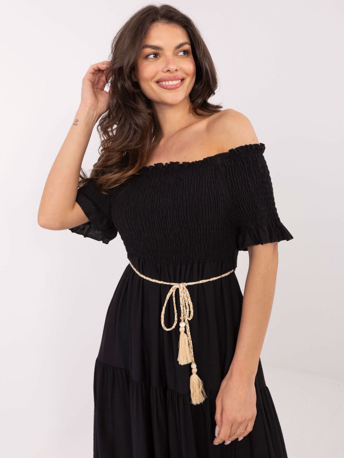 Černé letní midi šaty s off-shoulder střihem
