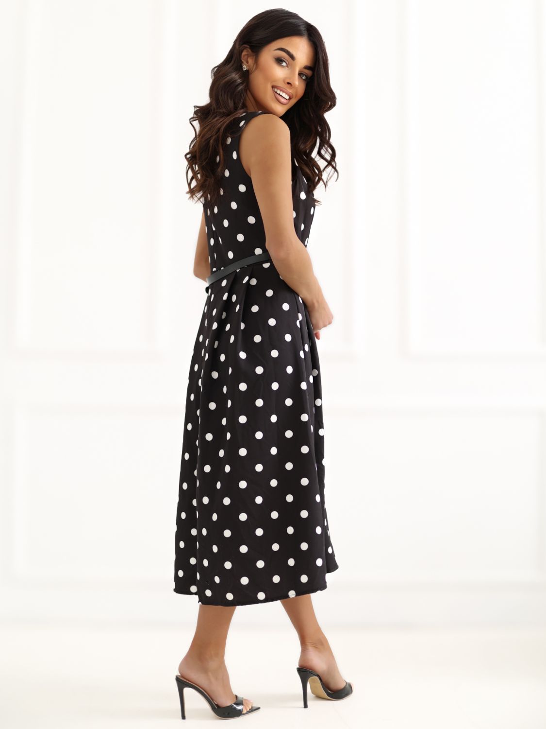 Černé midi šaty s puntíky a páskem