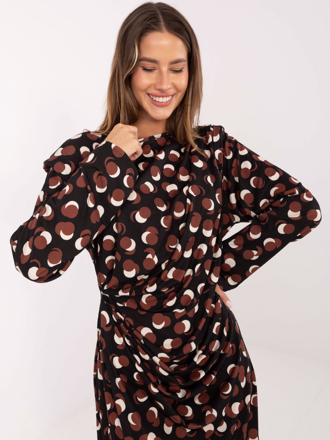 Černé midi šaty s geometrickým vzorem a řasením