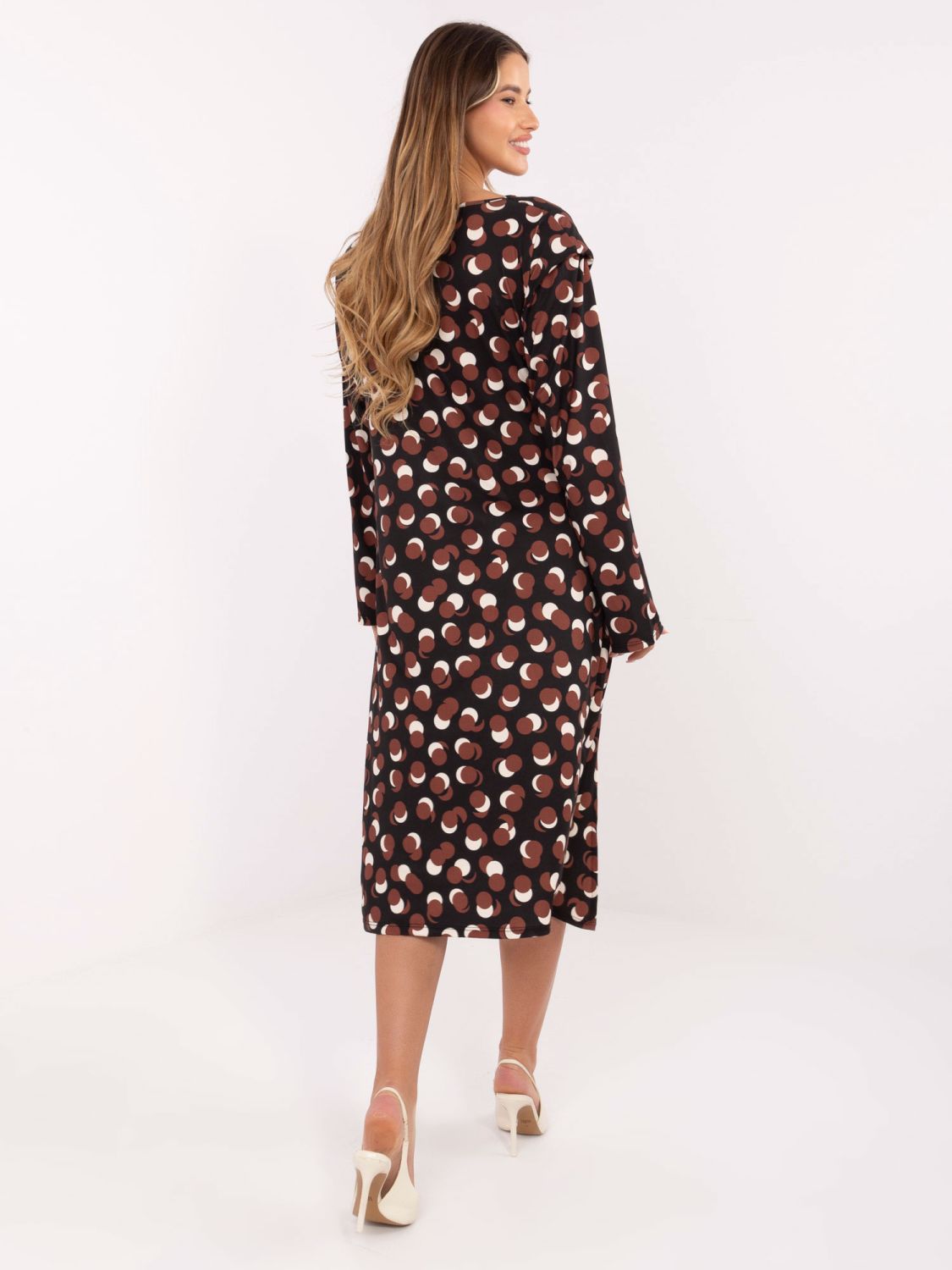 Černé midi šaty s geometrickým vzorem a řasením