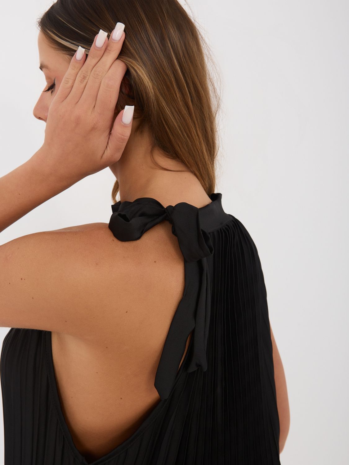 Černé koktejlové midi šaty s vázáním a volánem