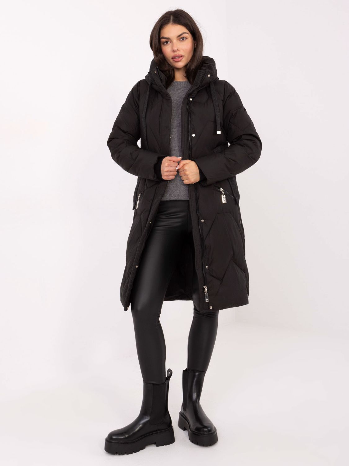Dlouhý černý prošívaný kabát s kapucí