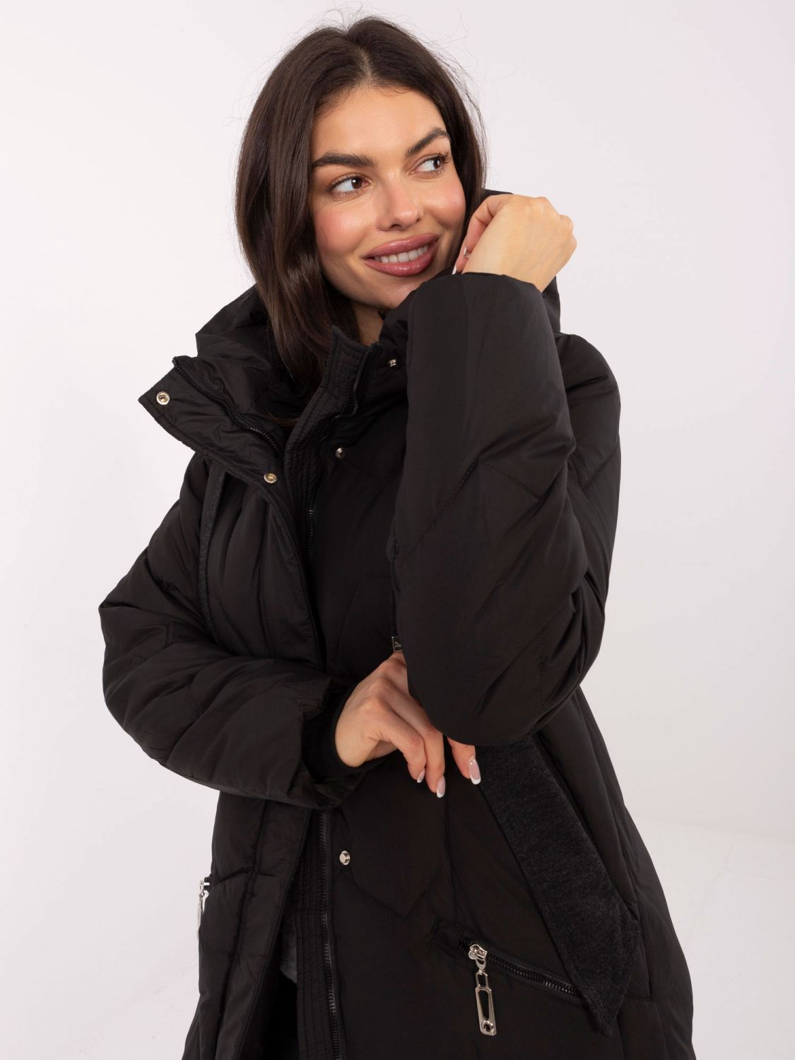 Dlouhý černý prošívaný kabát s kapucí