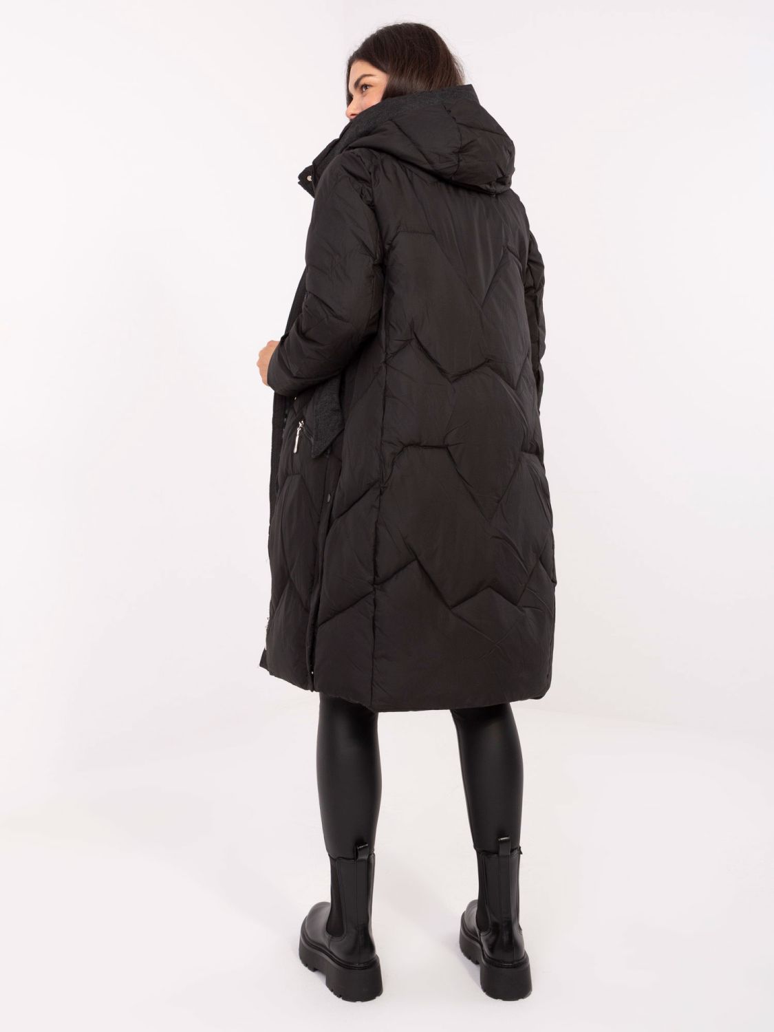 Dlouhý černý prošívaný kabát s kapucí