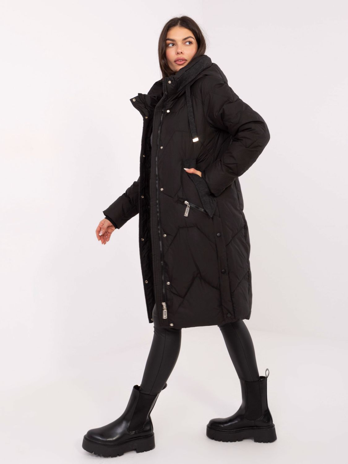 Dlouhý černý prošívaný kabát s kapucí