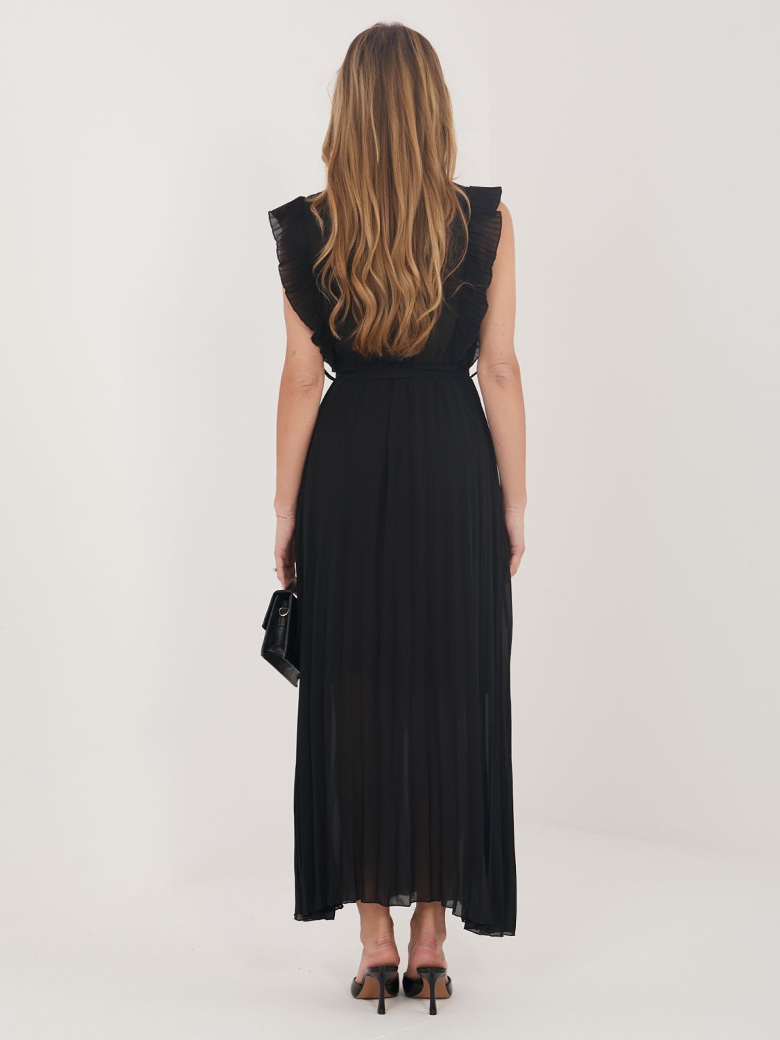 Černé rozšířené midi šaty s páskem