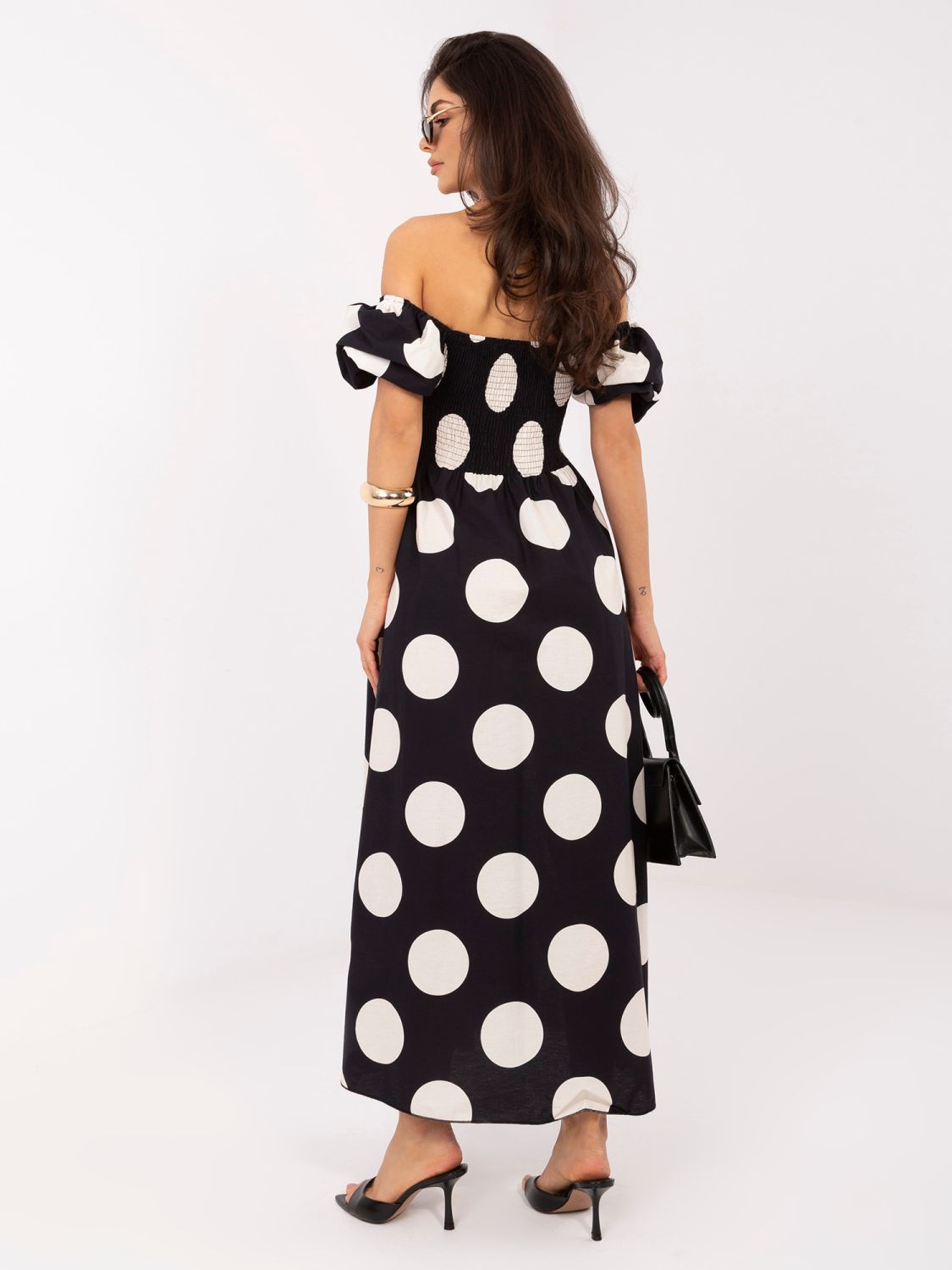 Černé maxi šaty s puntíky a odhalenými rameny