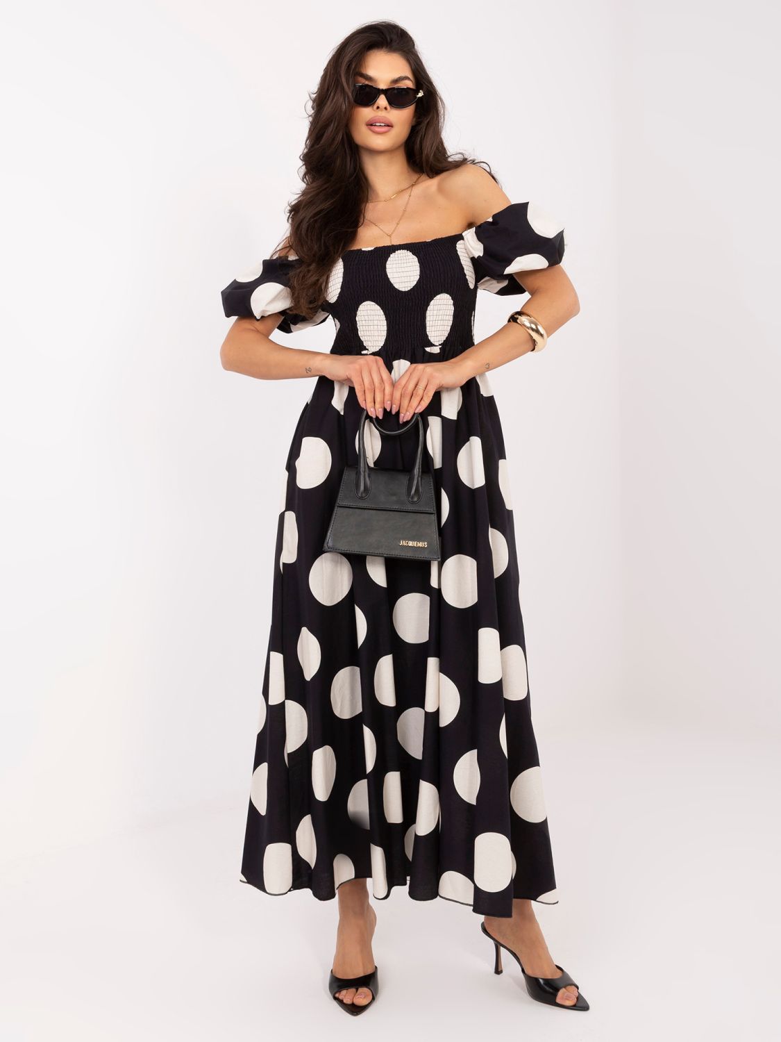 Černé maxi šaty s puntíky a odhalenými rameny