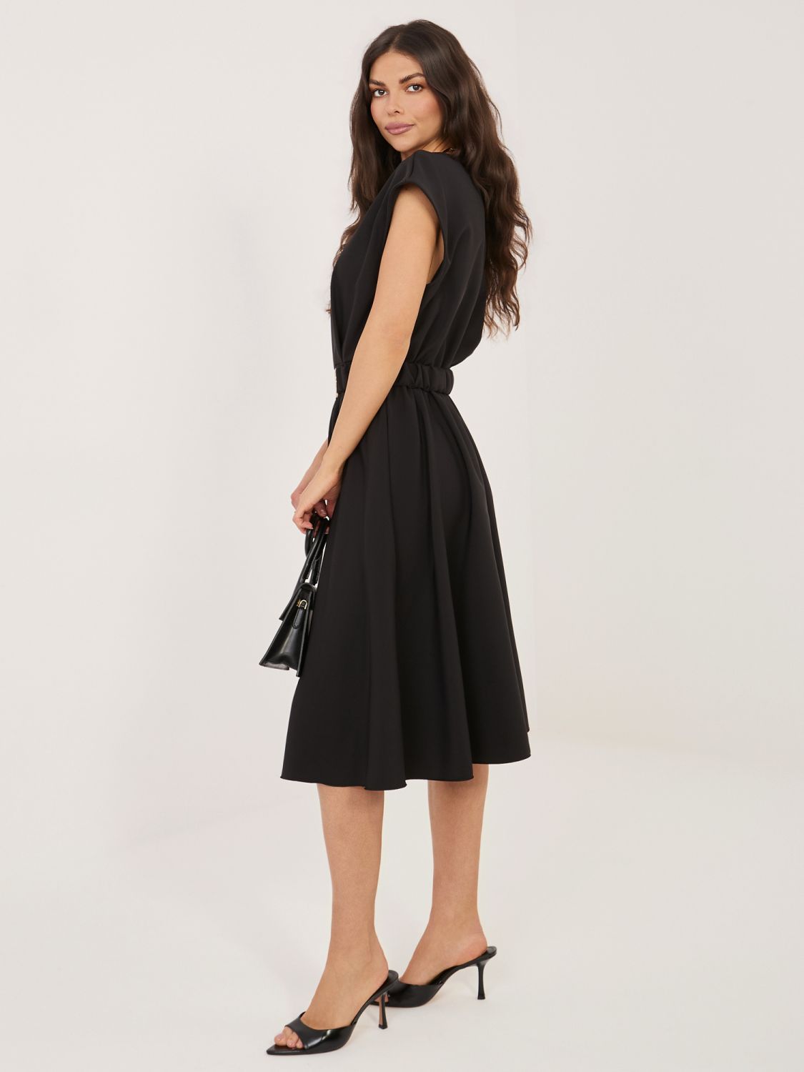 Černé rozšířené midi šaty s páskem