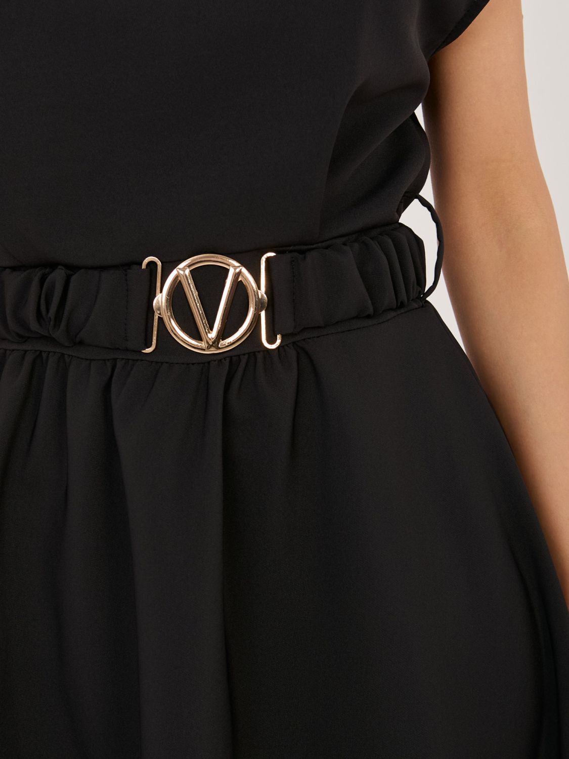 Černé rozšířené midi šaty s páskem