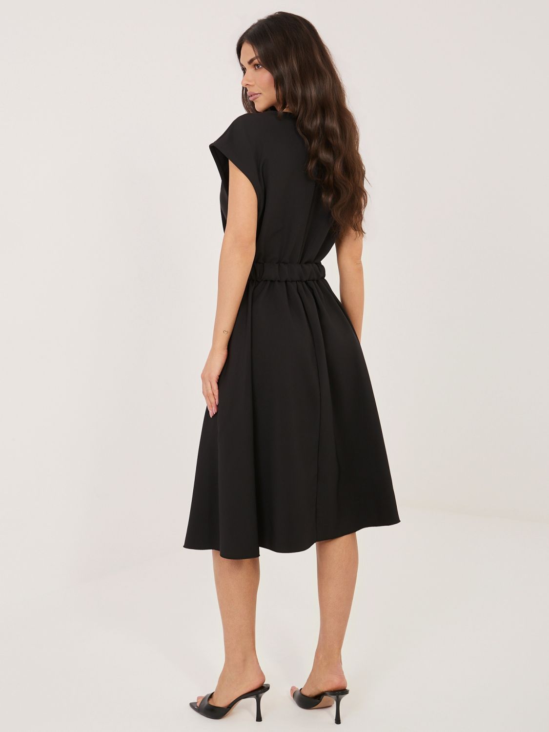 Černé rozšířené midi šaty s páskem
