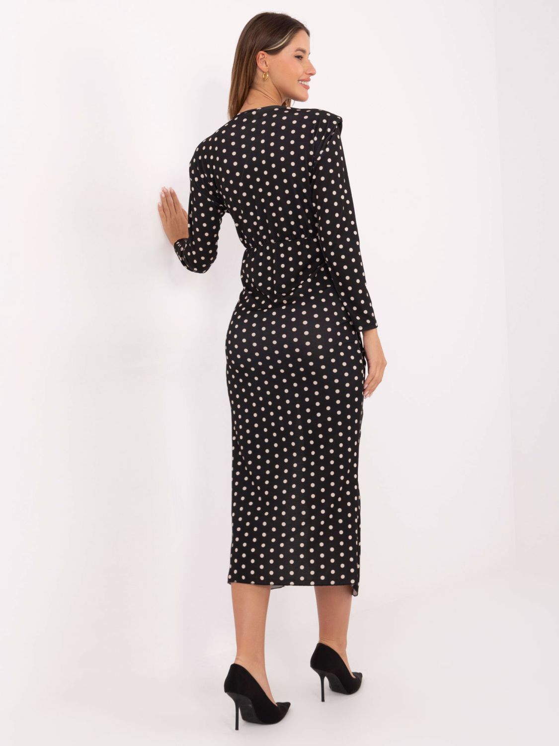 Černé midi pouzdrové šaty s puntíky a zavinovacím výstřihem